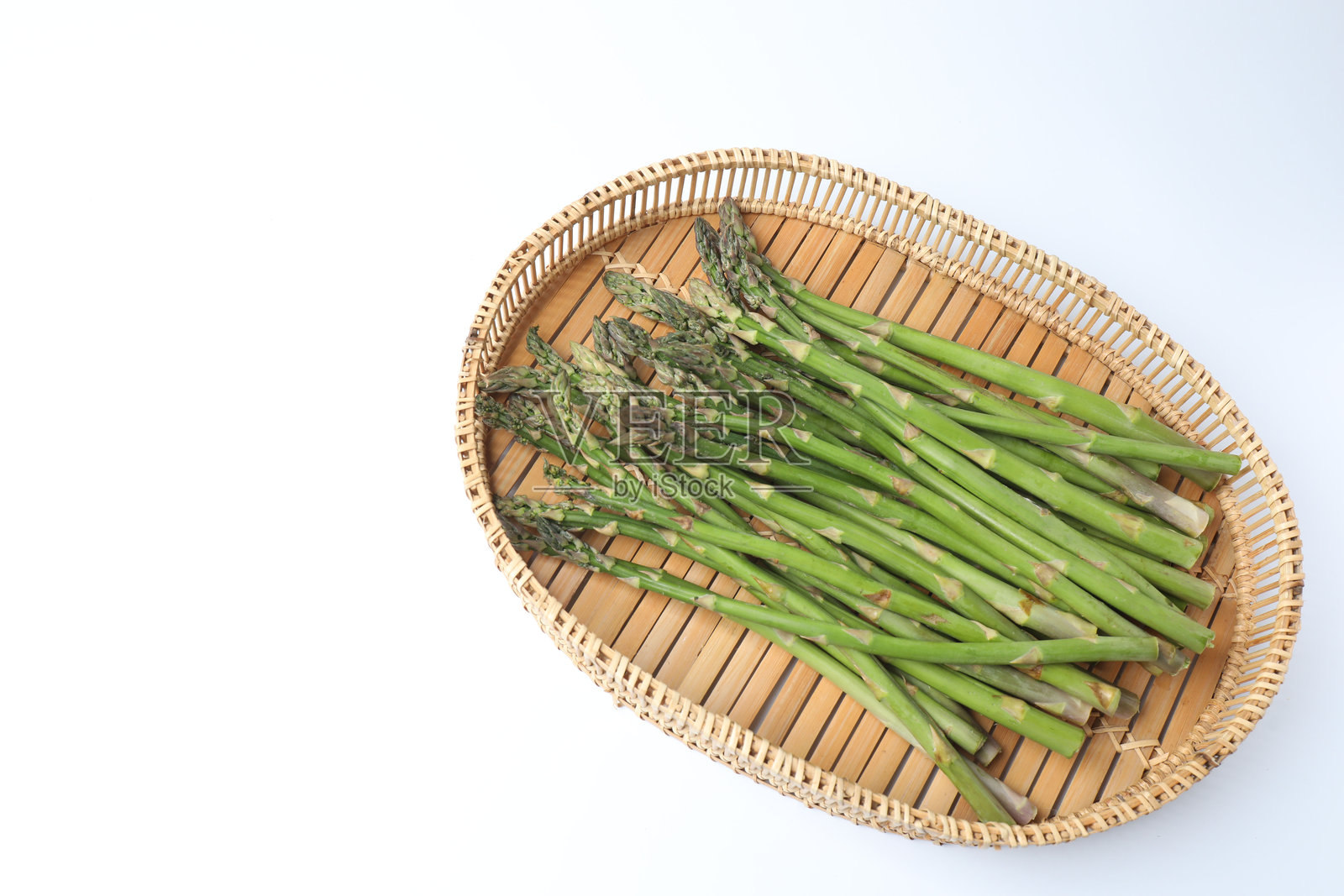 一束新鲜的绿色芦笋，孤立在白色背景上。可食用的石刁柏嫩芽，茎用麻绳捆绑。健康食品、新鲜蔬菜、烹饪原料。照片摄影图片