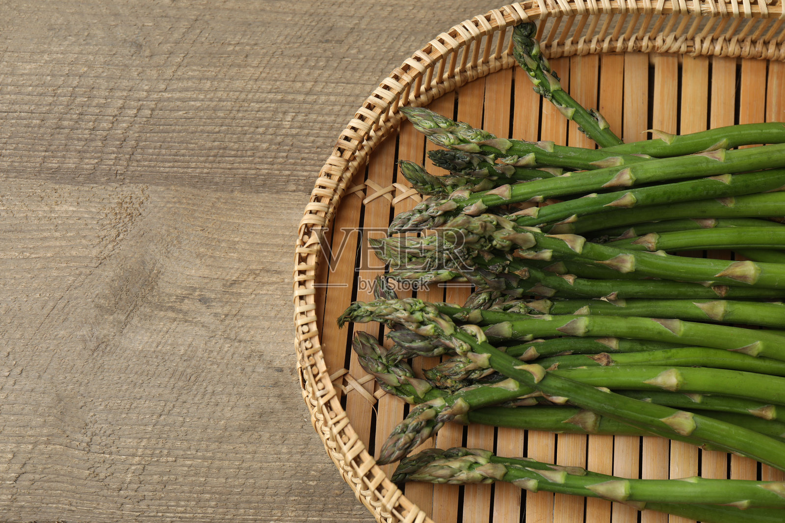 一大捆生的绿芦笋，可食用的芦笋嫩芽，用麻绳捆绑的茎。健康食品，新鲜蔬菜，烹饪原料。照片摄影图片