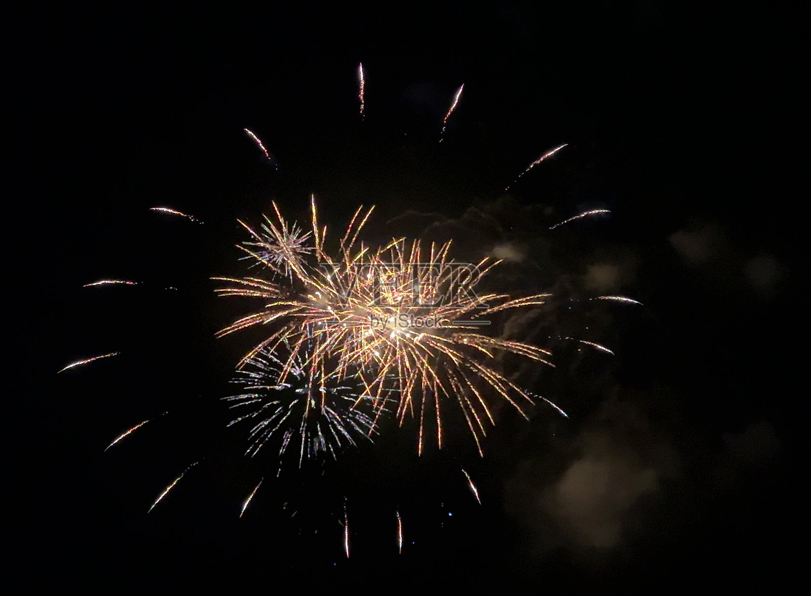 夜空中绚丽的烟花照片摄影图片