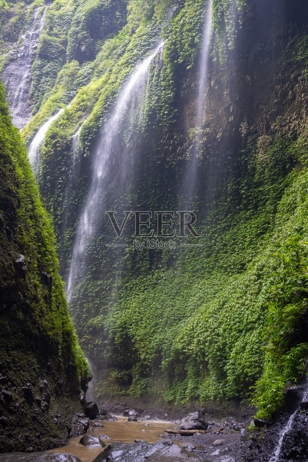 印度尼西亚东爪哇马达卡里普拉瀑布照片摄影图片