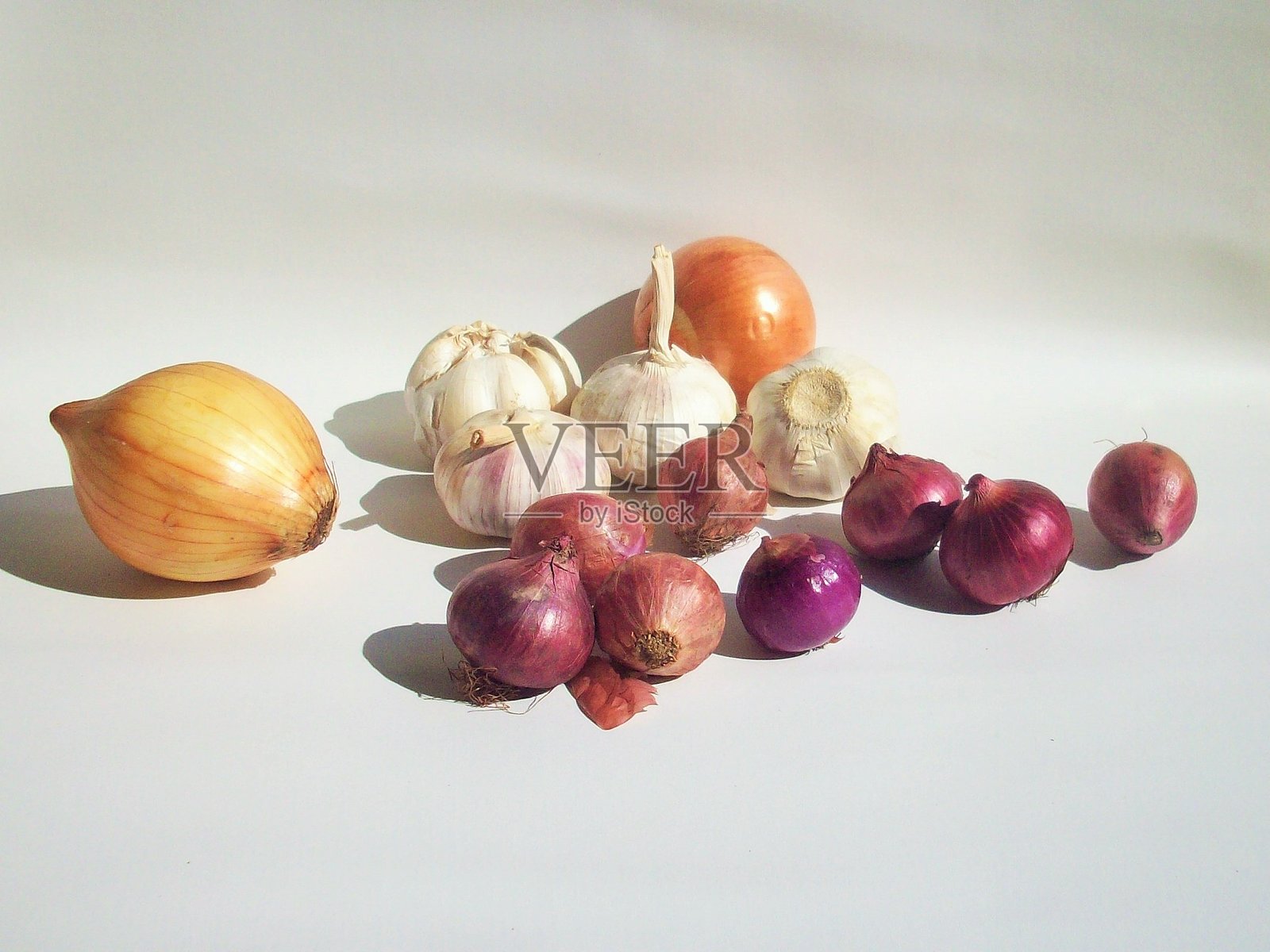 白色背景上的一束洋葱特写照片摄影图片