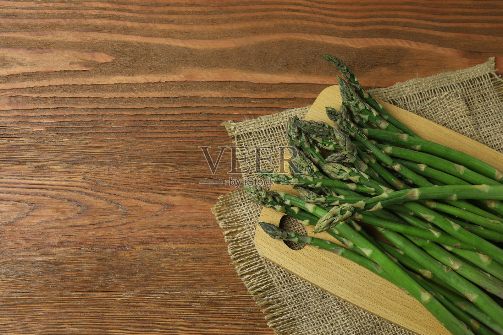 一把生的绿芦笋，可食用的芦笋嫩芽，用麻绳捆绑的茎。健康食品，新鲜蔬菜，烹饪食材。照片摄影图片