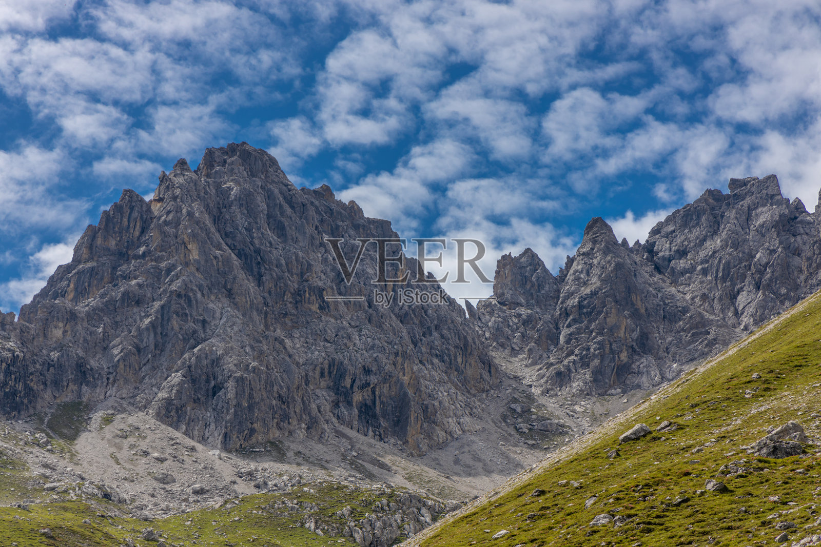 奥地利西部兰德克和扎姆斯阿尔卑斯山脉，有陡峭的山峰和森林覆盖的山坡照片摄影图片