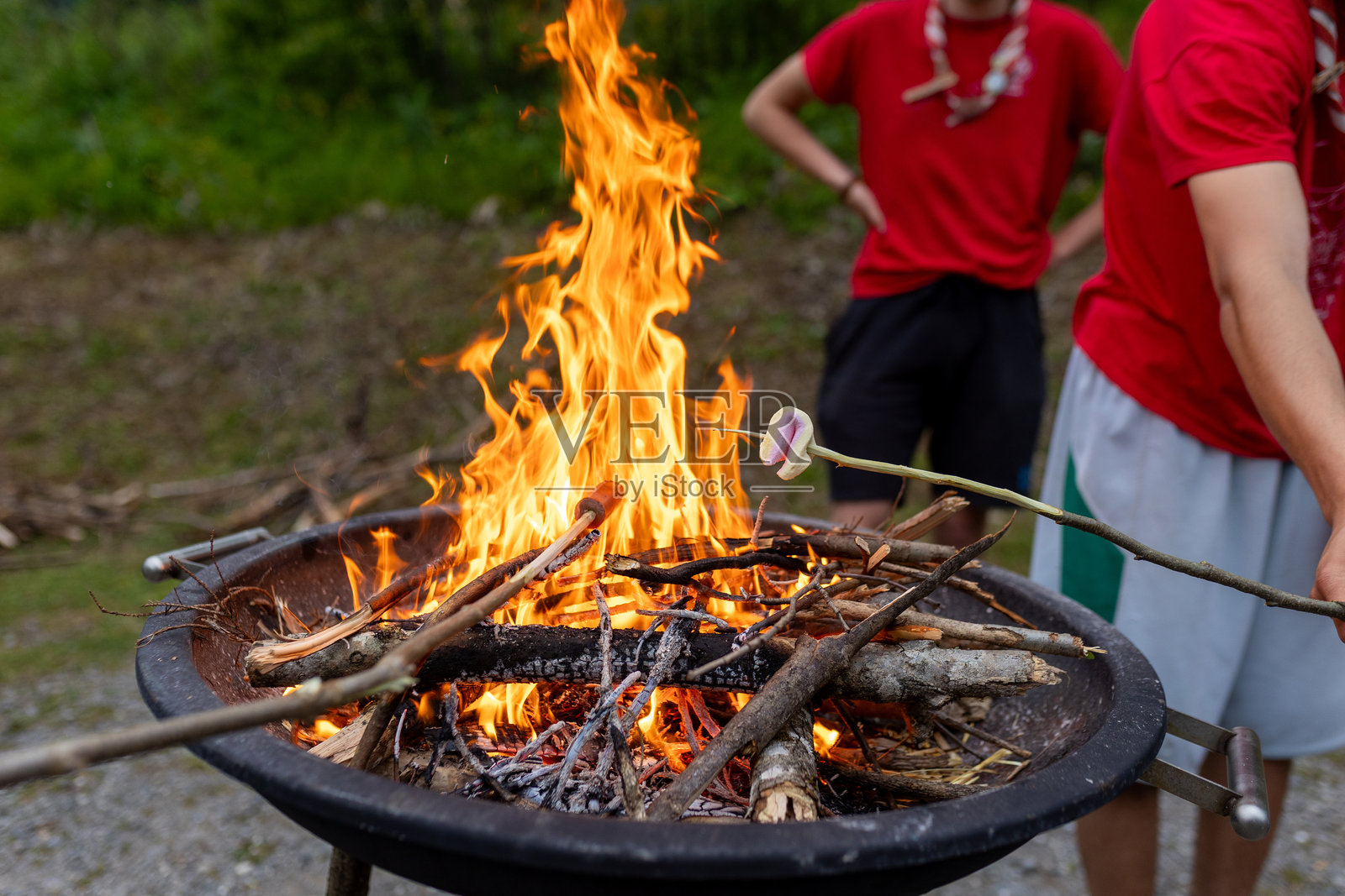 篝火上的棉花糖和香肠照片摄影图片