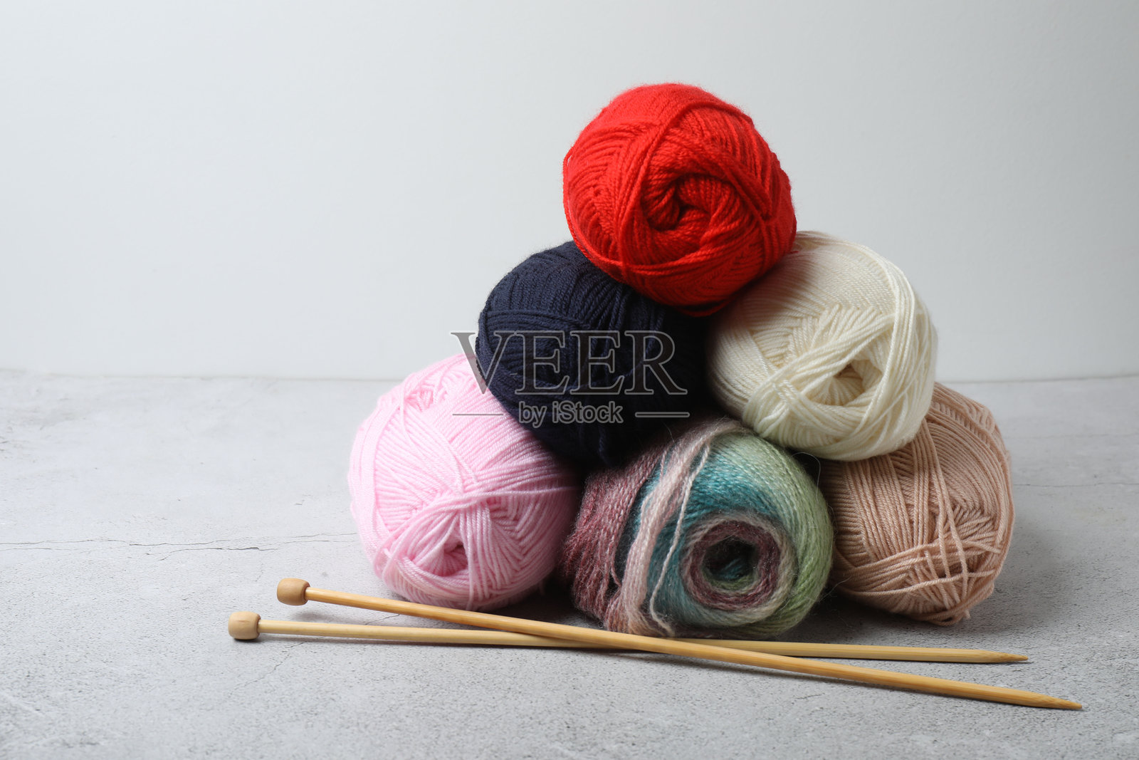 各种毛线和棒针，白色背景，特写照片摄影图片