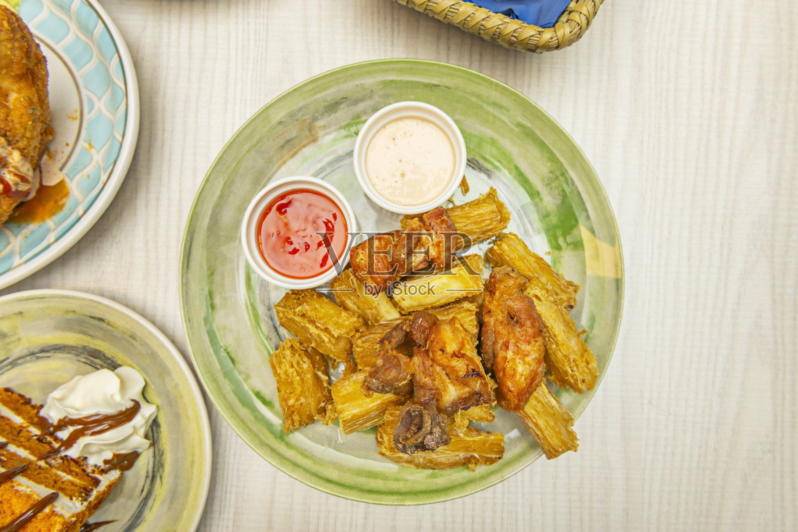 加勒比风味炸木薯配克里奥尔莫霍酱，佐以酸橙、大蒜和腌红洋葱照片摄影图片