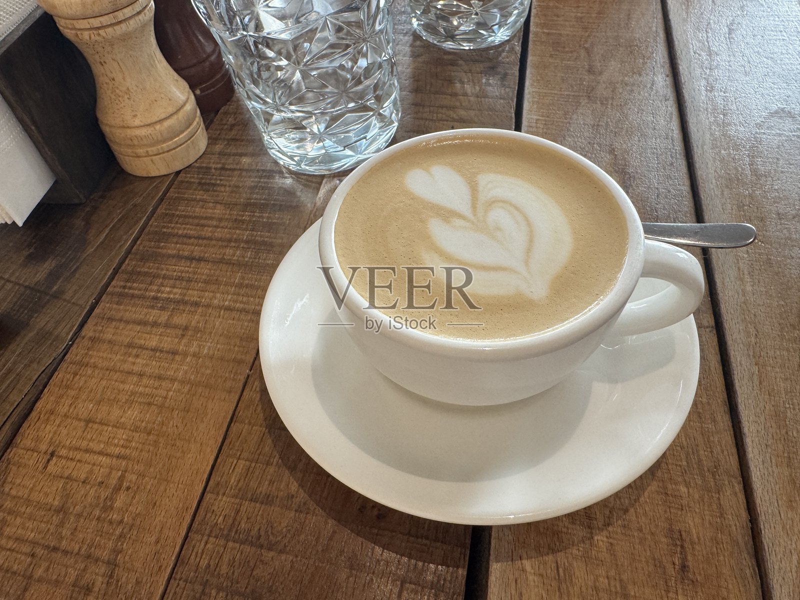 咖啡馆桌上卡布奇诺特写照片摄影图片