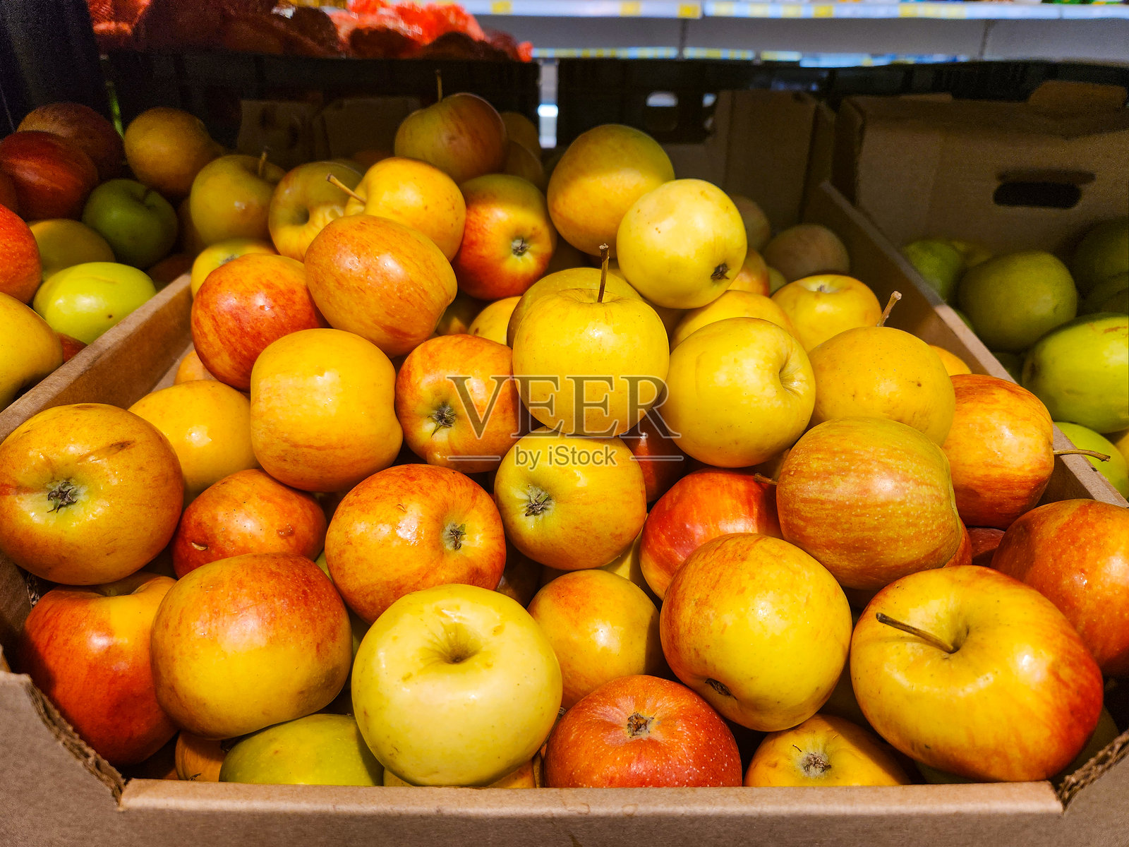 纸箱里的黄红色苹果，市场上待售的新鲜苹果，苹果商店照片摄影图片