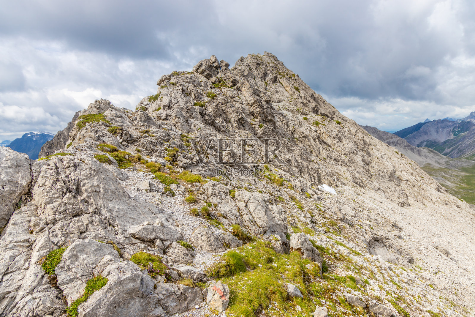 奥地利西部兰德克和扎姆斯阿尔卑斯山地貌，拥有陡峭的阿尔卑斯山峰和森林覆盖的山坡照片摄影图片