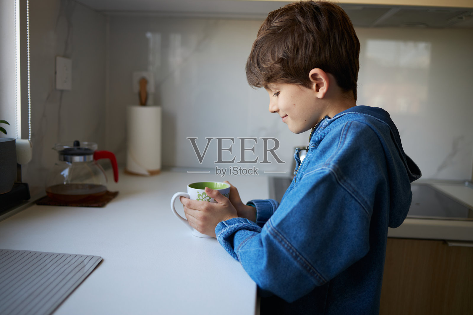 英俊的男孩在喝茶照片摄影图片