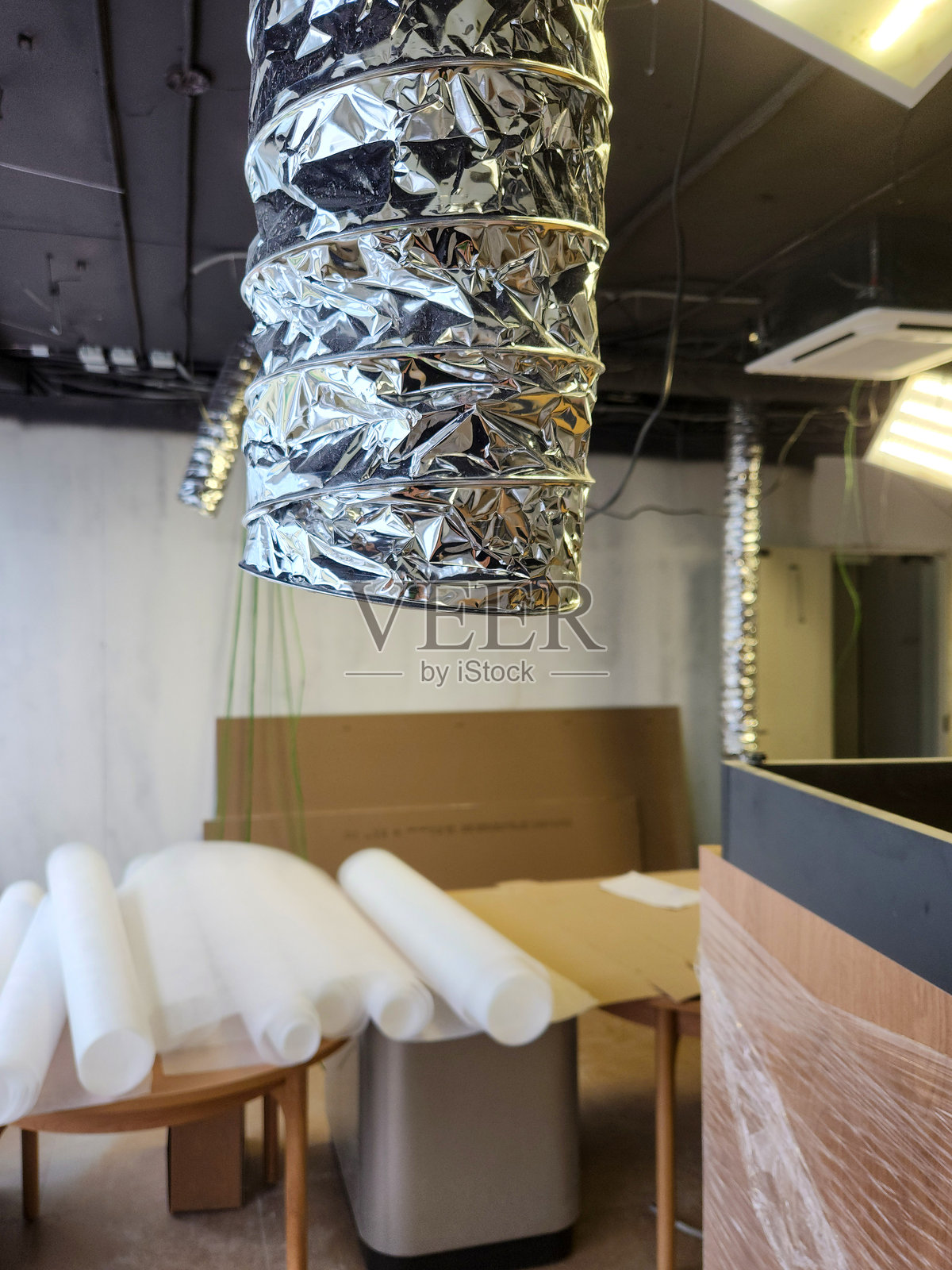 翻新办公室安装通风系统。施工与翻新照片摄影图片