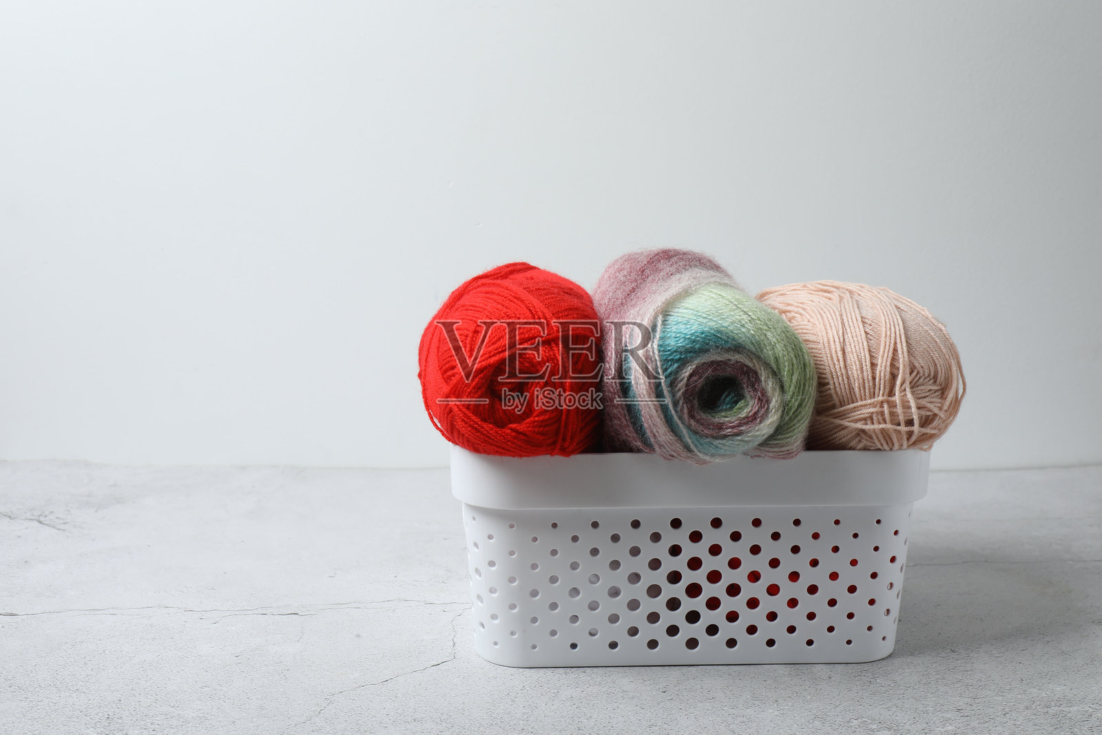 各种毛线和针织针，白色背景，特写照片摄影图片