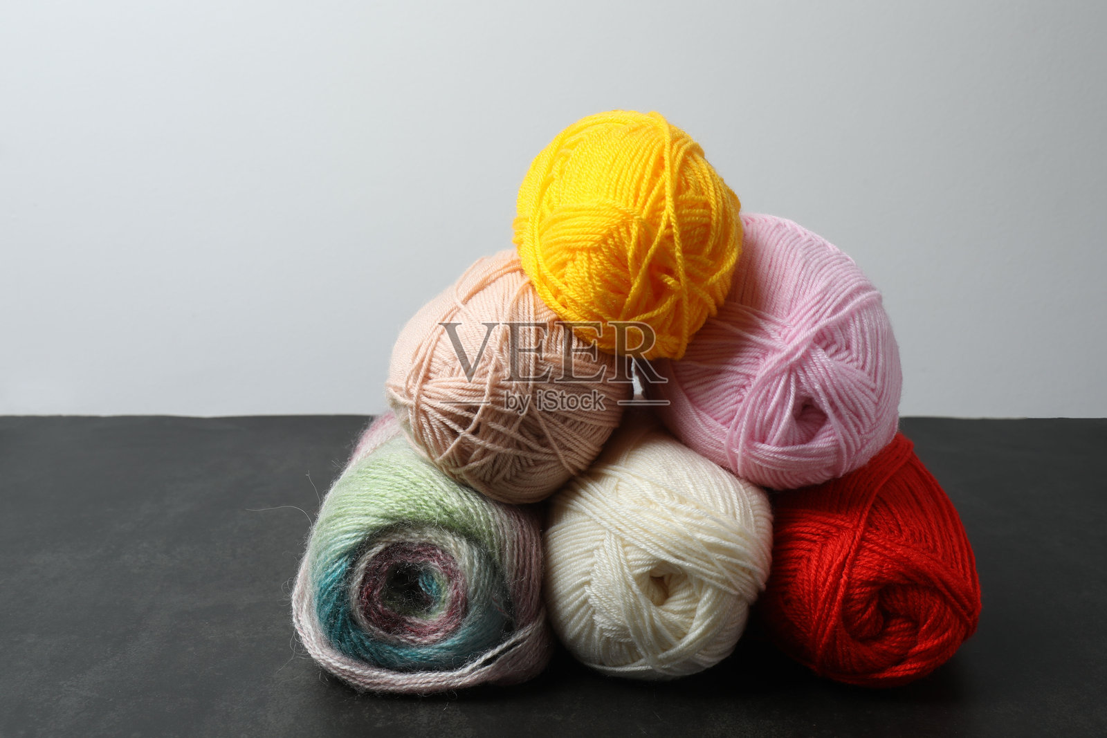 各种毛线和编织针放在木桌上，特写照片摄影图片