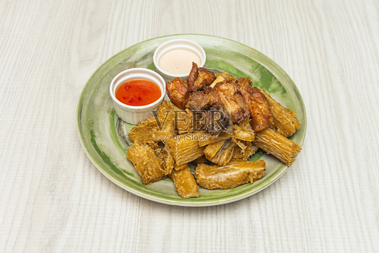 炸至金黄的木薯块，搭配秘鲁黄辣椒酱和沃卡泰酱是绝佳选择照片摄影图片