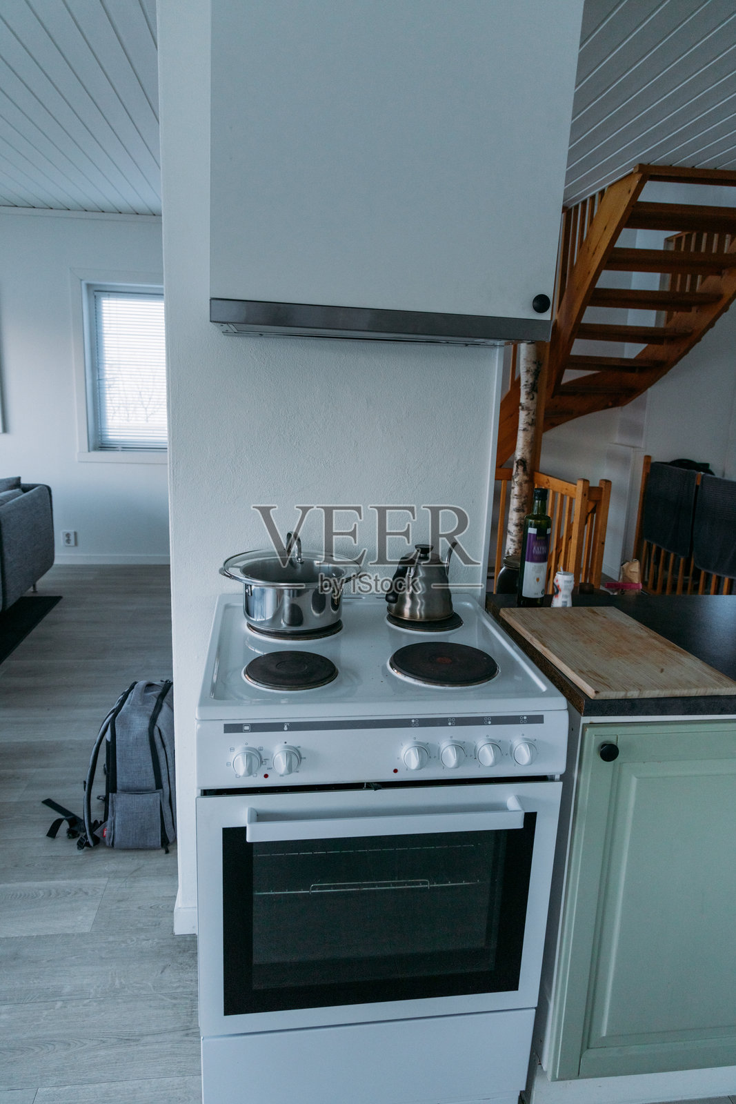 现代厨房炉灶配锅和水壶照片摄影图片