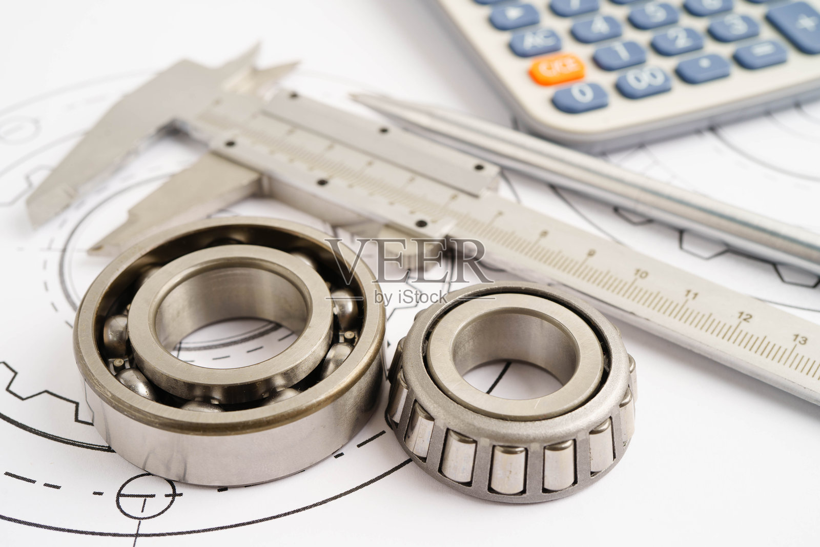 工程与精密工具，配有金属滚珠轴承，机械工业照片摄影图片