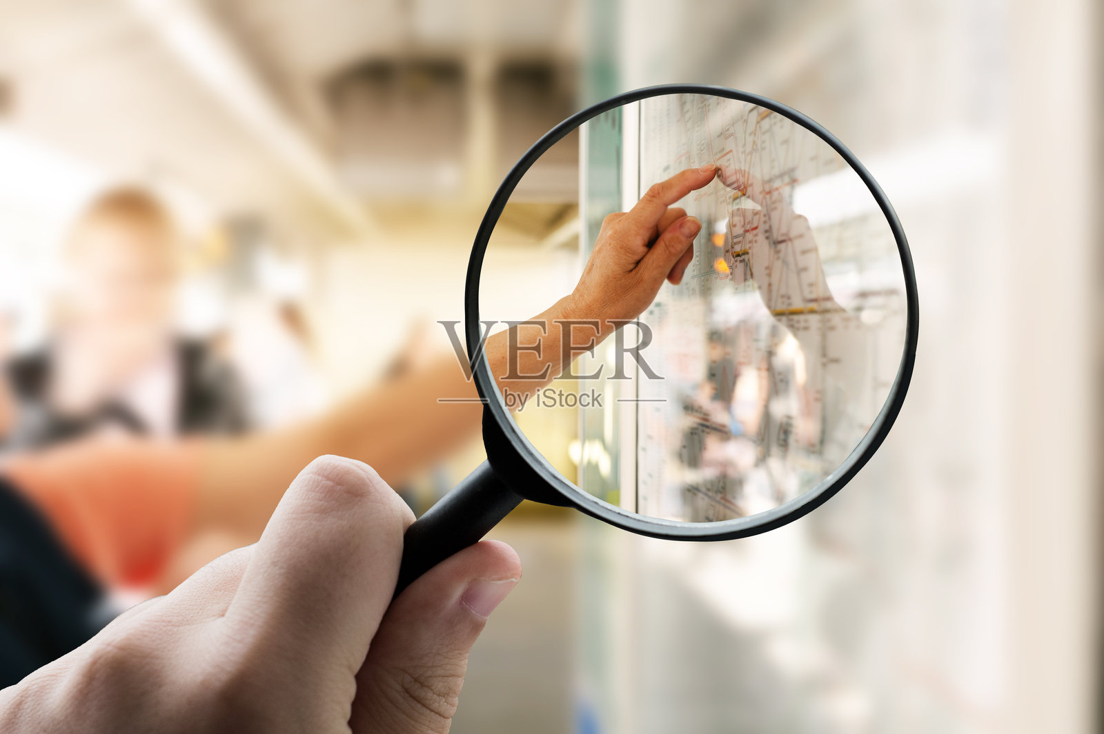 一只手指向地图上的一个位置照片摄影图片