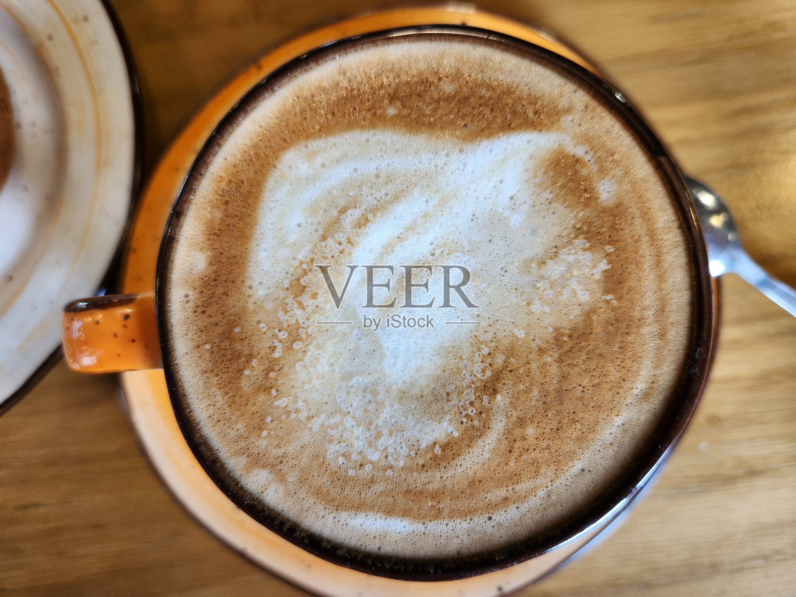 俯视的卡布奇诺咖啡，俯视拍摄，有复制空间。照片摄影图片