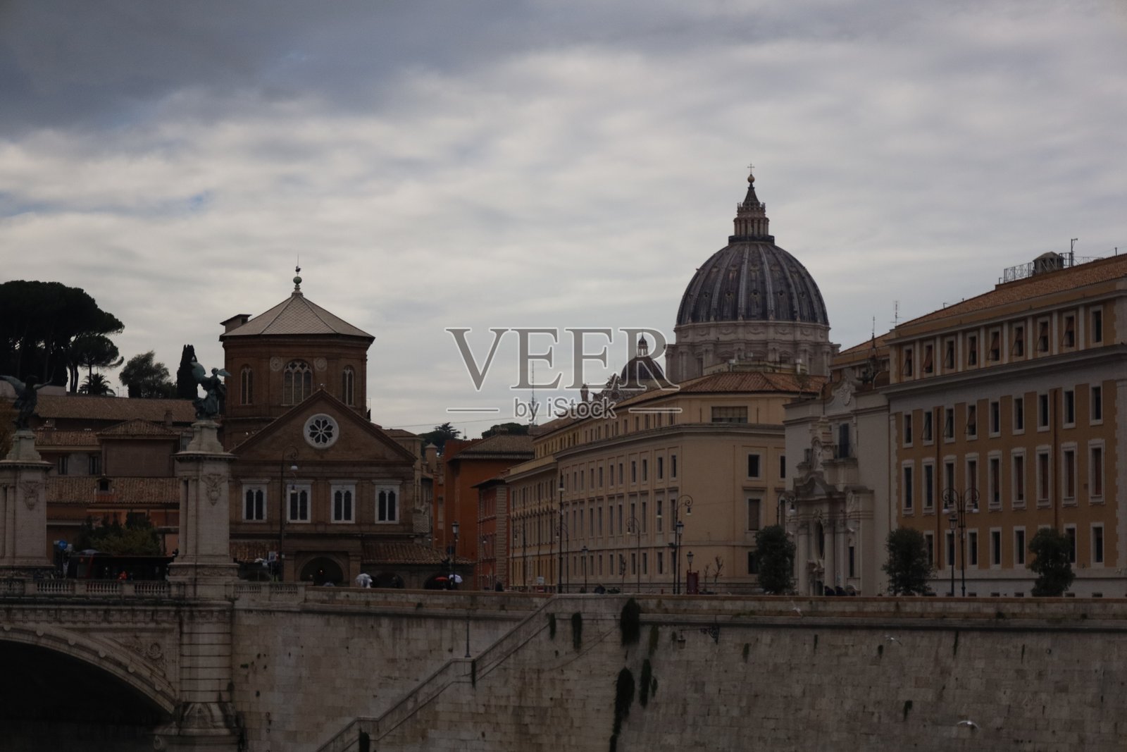罗马台伯河畔的历史建筑照片摄影图片