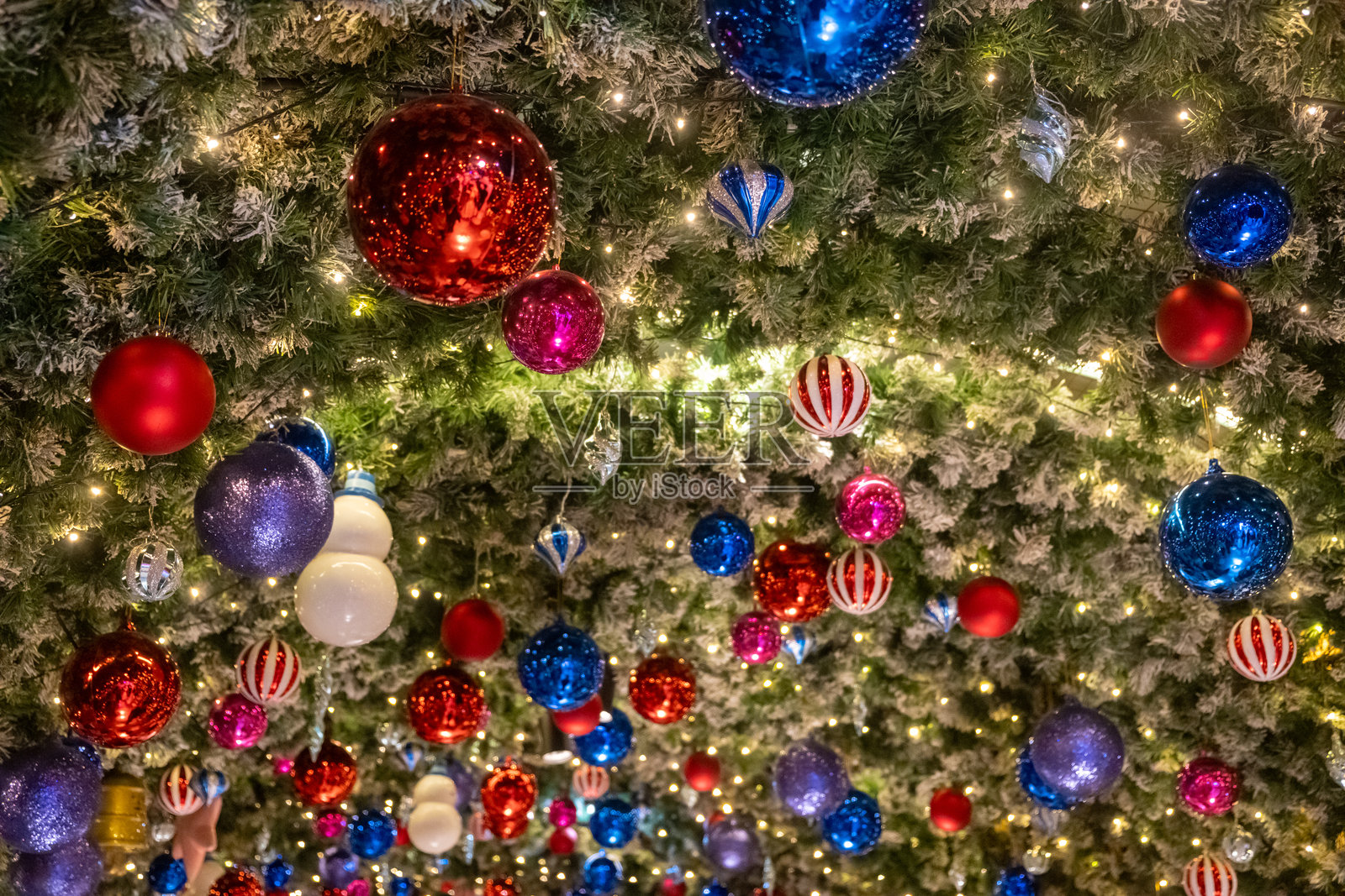 特写圣诞树装饰品，背景虚化，有散景效果照片摄影图片