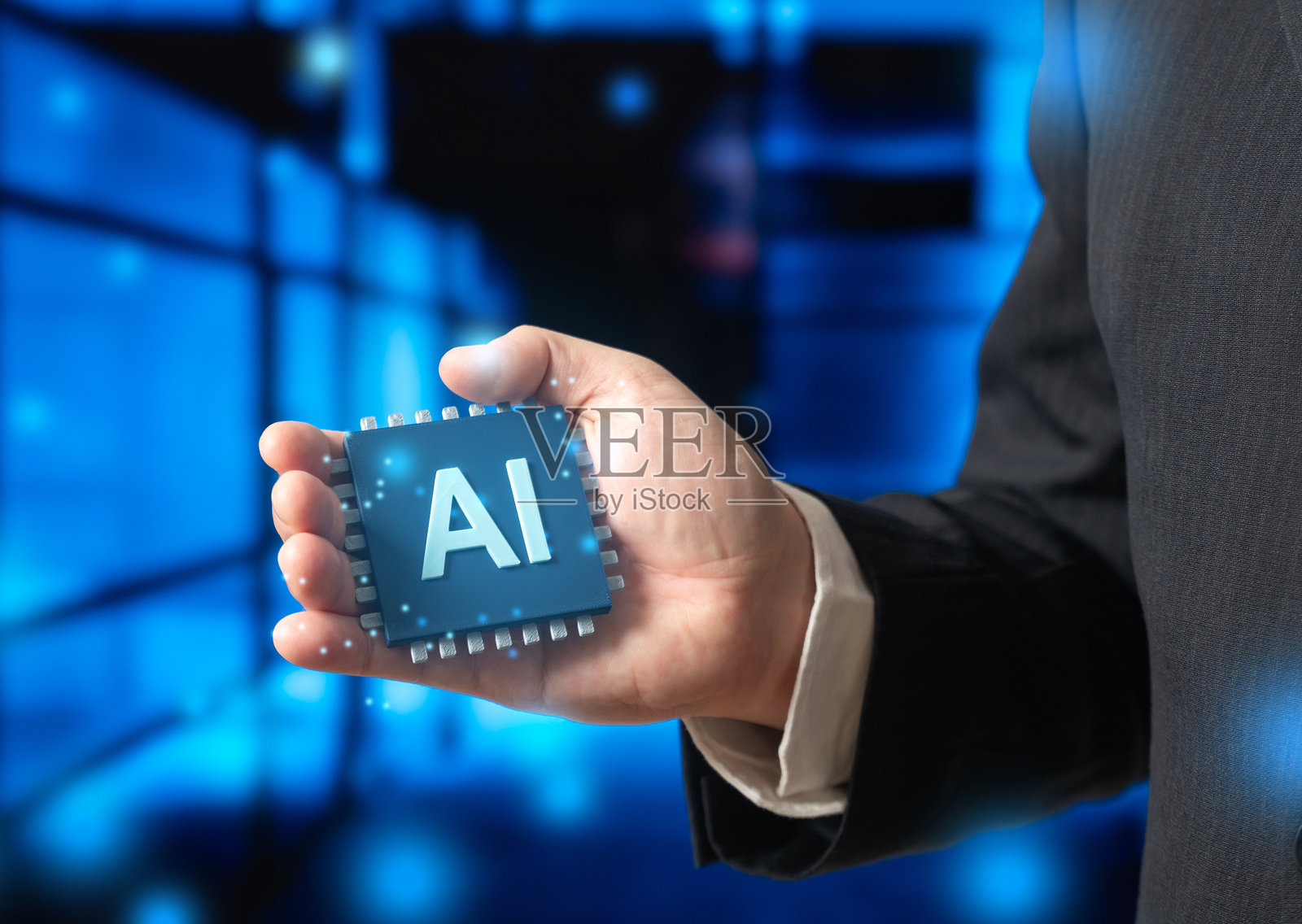 一名商人的手中拿着一个由人工智能驱动的微芯片，预示着科技和电子行业的革命，为商业和工业带来创新，实现自动化和下一代计算，用于科技新闻报道。照片摄影图片