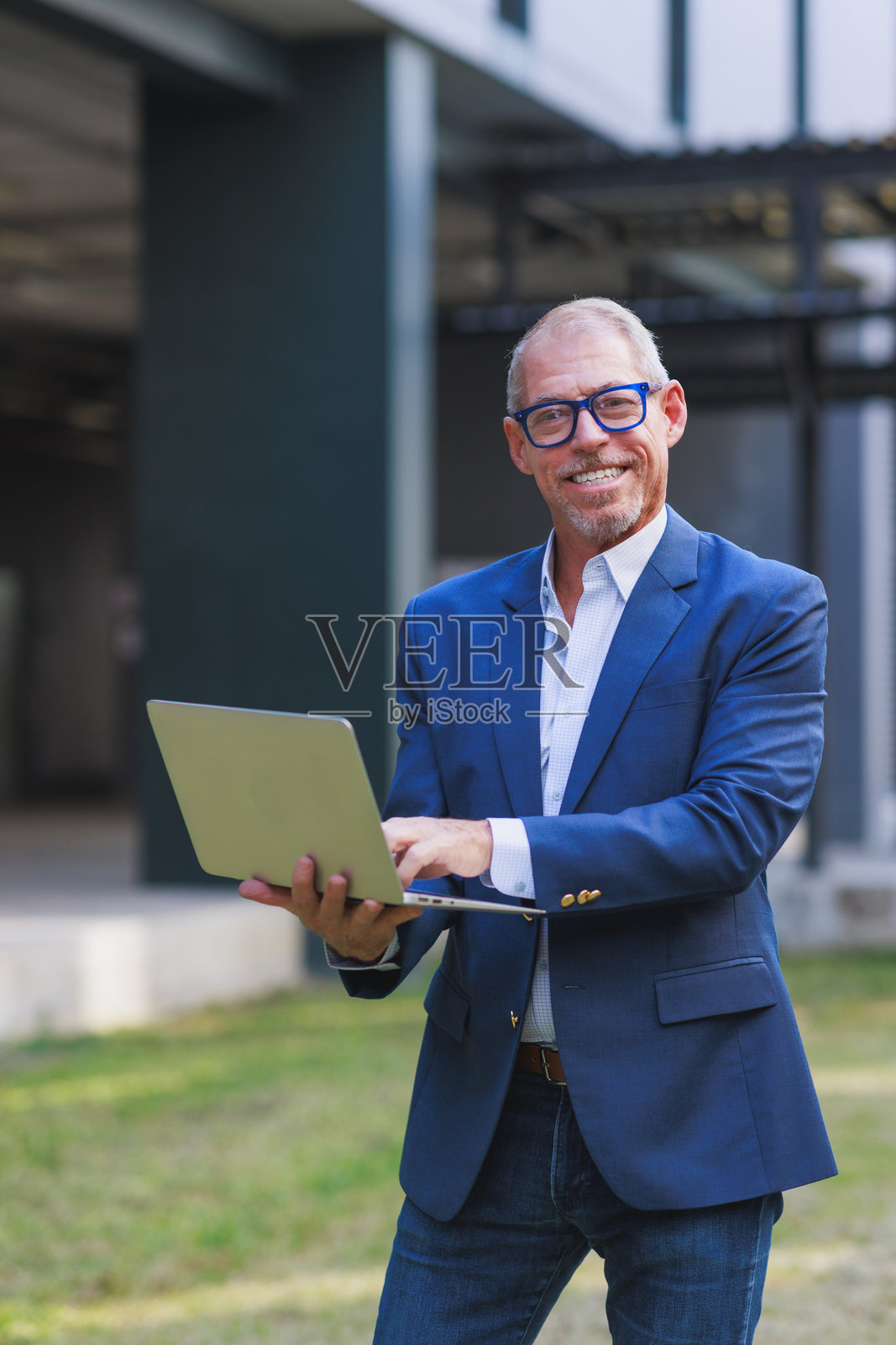 老年商人户外使用笔记本电脑远程工作照片摄影图片
