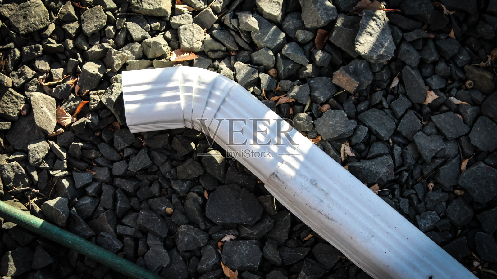 向下看，部分白色落水管需要重新连接照片摄影图片