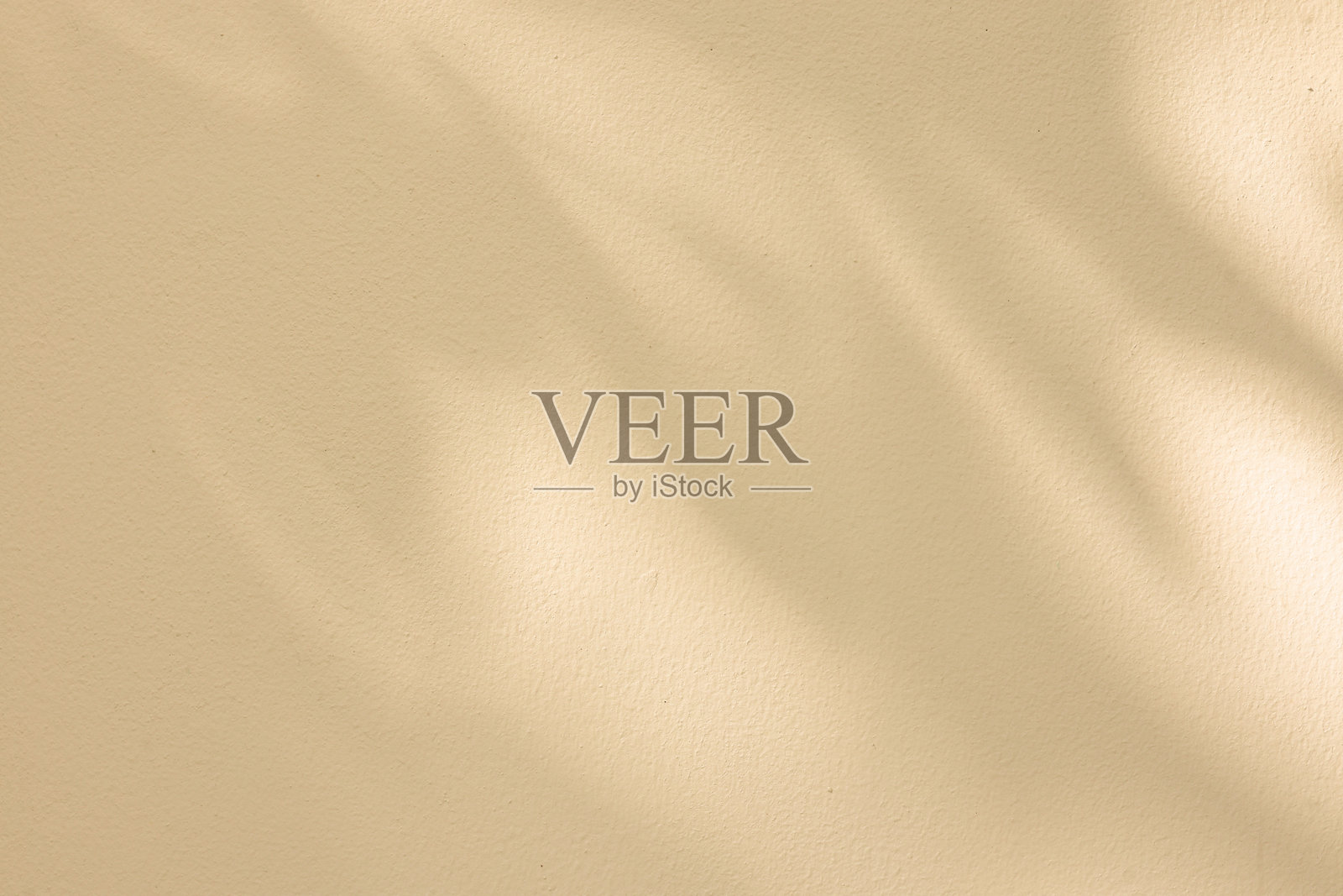 特写镜头，米色纯墙背景纹理，阳光透过窗户投下的阴影，适用于化妆品、内容或商品设计展示概念的广告和宣传。照片摄影图片