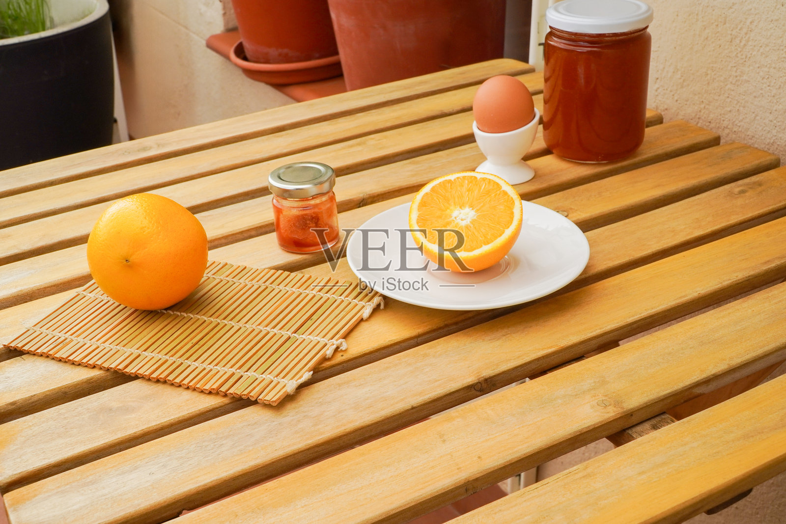 地中海式营养早餐，包含水果和蛋白质照片摄影图片