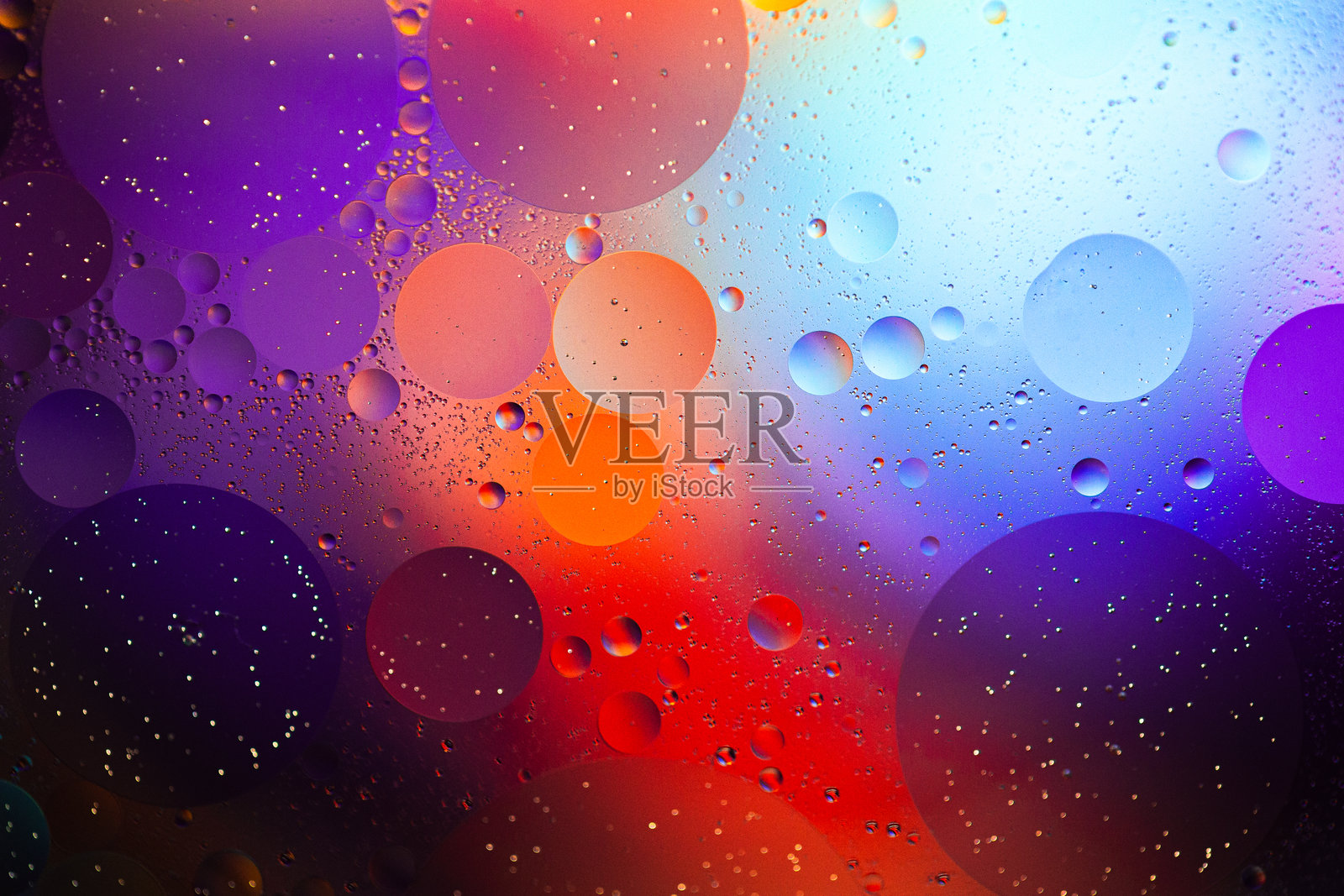 宏观的油水混合彩虹色抽象背景照片摄影图片