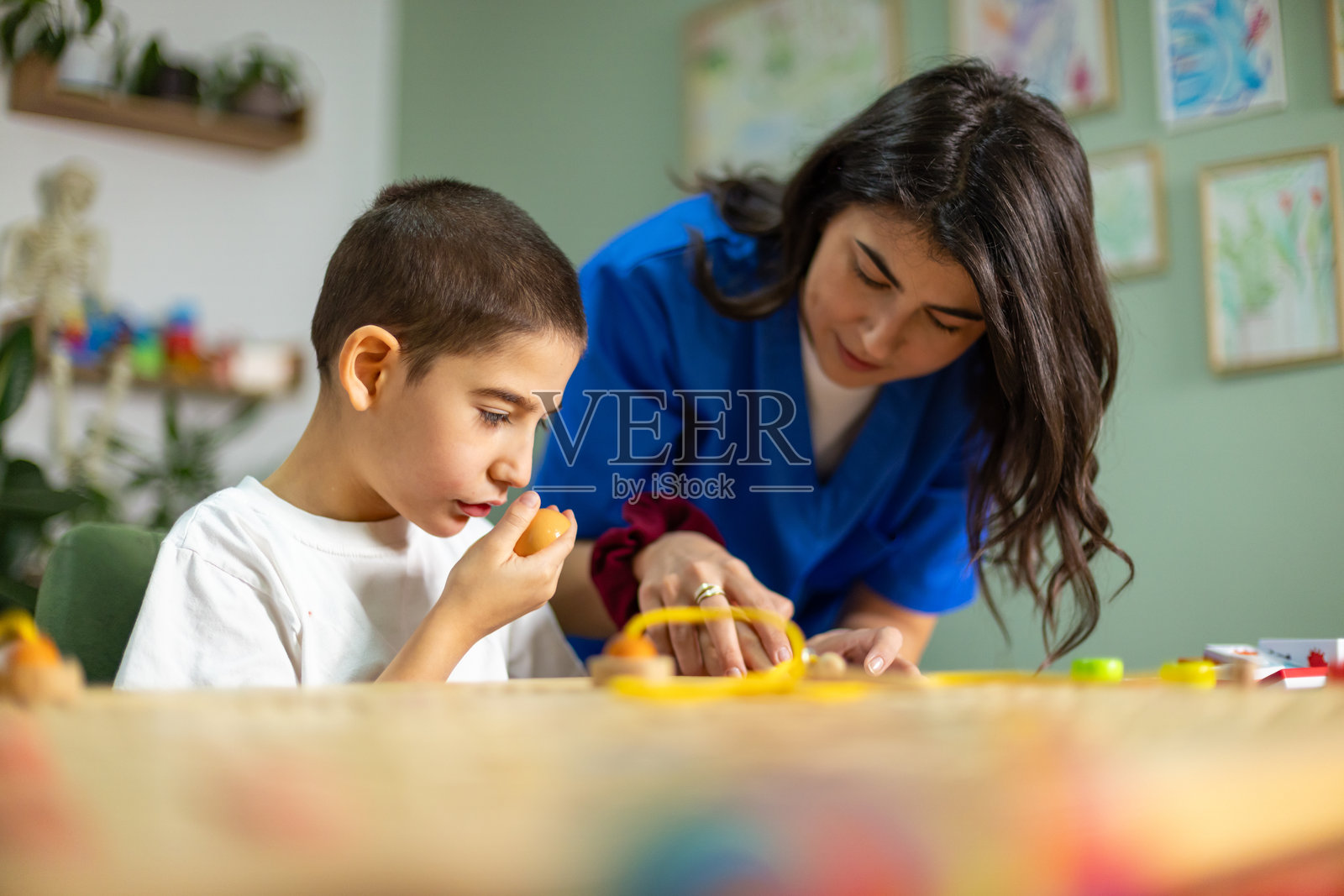 女医生正在帮助一位年轻的病人照片摄影图片