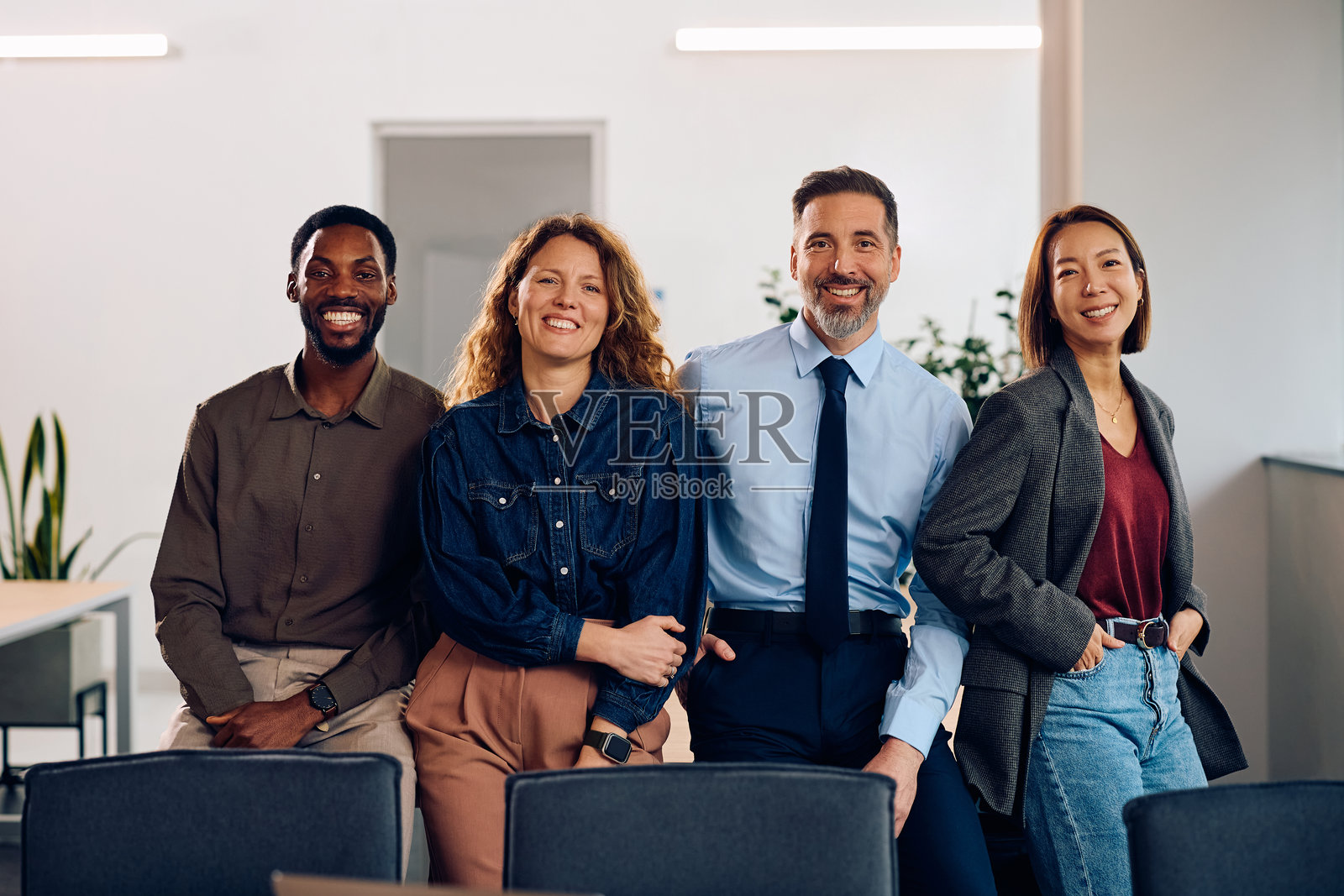 办公室里，快乐的多元化商务团队肖像，面向镜头。照片摄影图片