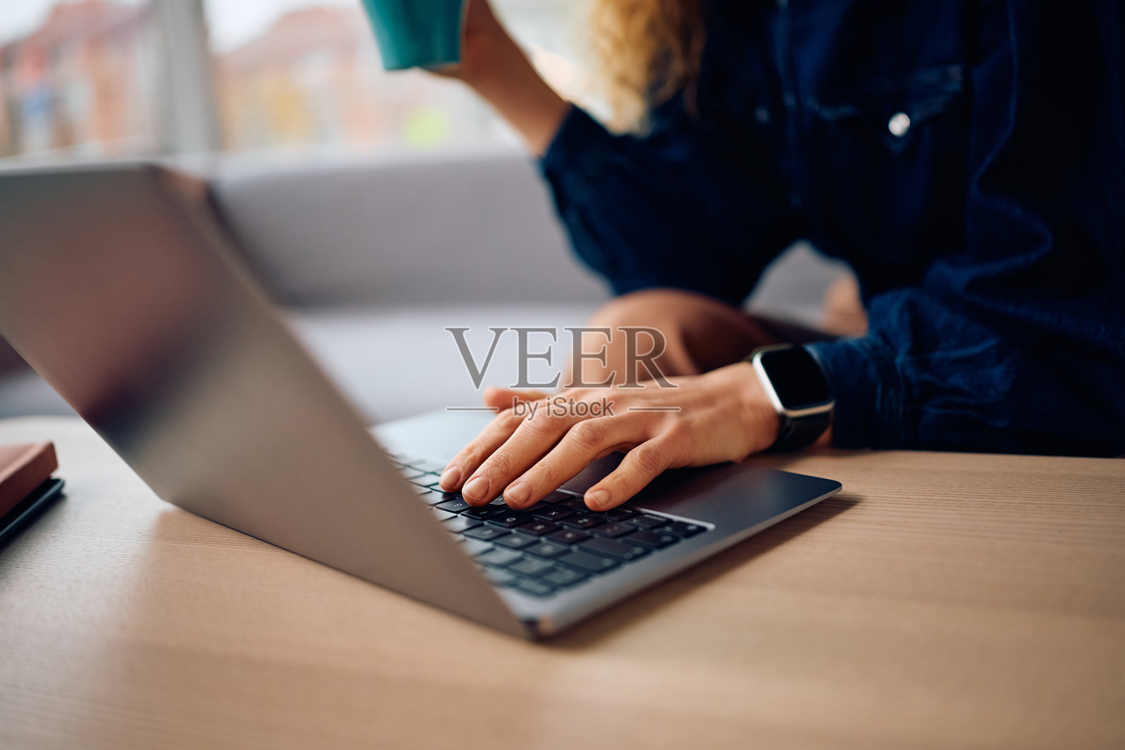 特写：一位女商人在办公室里使用电脑工作。照片摄影图片