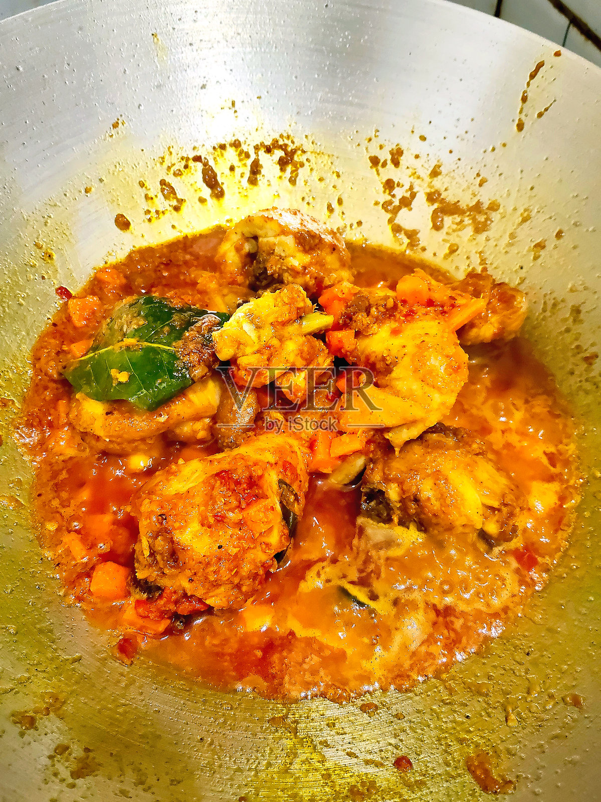 锅中慢炖的香浓印尼鸡肉咖喱照片摄影图片