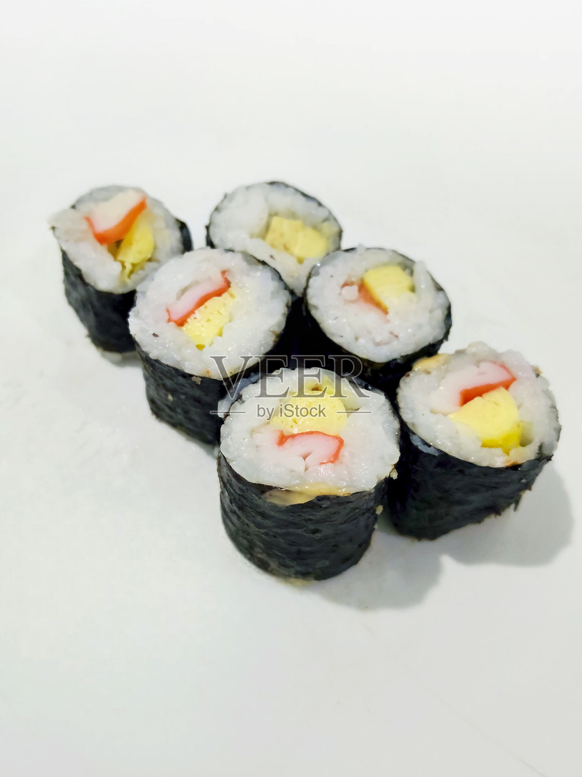 日式迷你卷寿司配玉子烧照片摄影图片