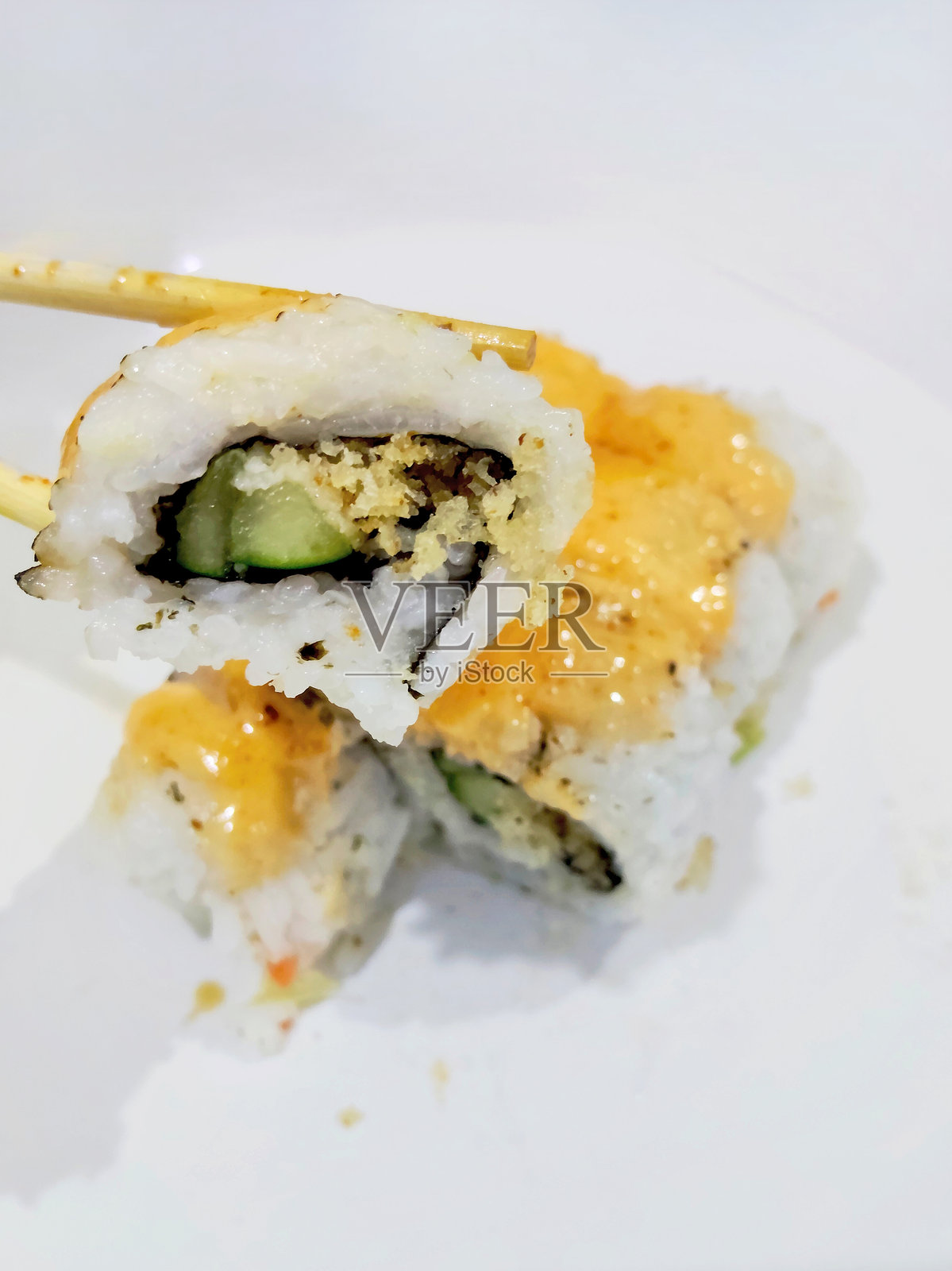 令人食欲大开的炙烤寿司配奶油橙酱照片摄影图片