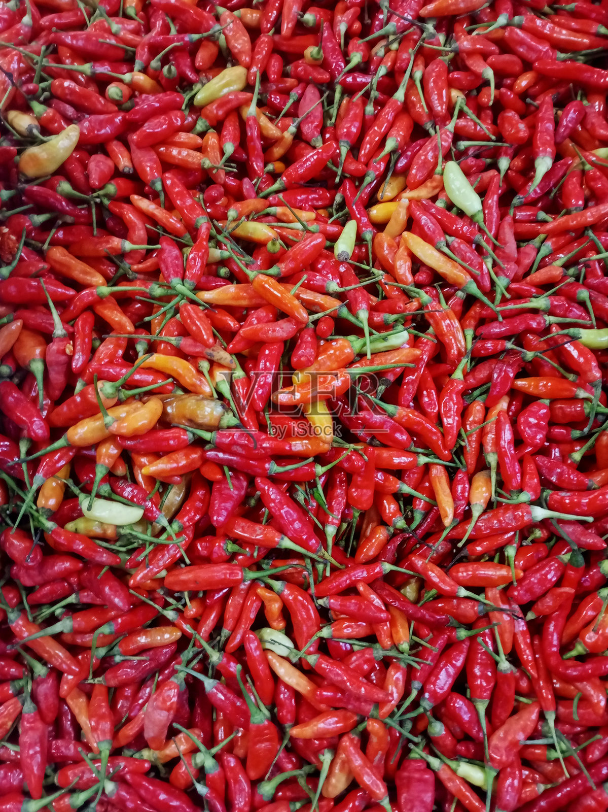 传统市场里新鲜的红灯笼辣椒照片摄影图片