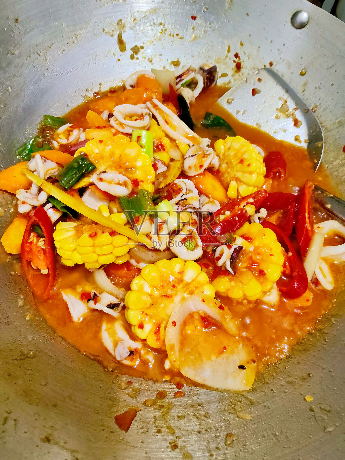 色彩鲜艳的海鲜什锦，配有鱿鱼、玉米和胡萝卜片照片摄影图片