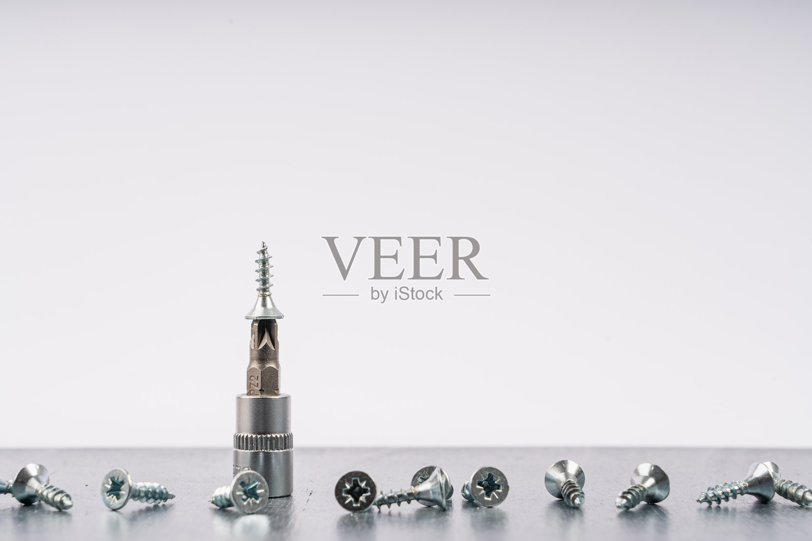 金属表面上的各种螺丝和螺丝刀头照片摄影图片