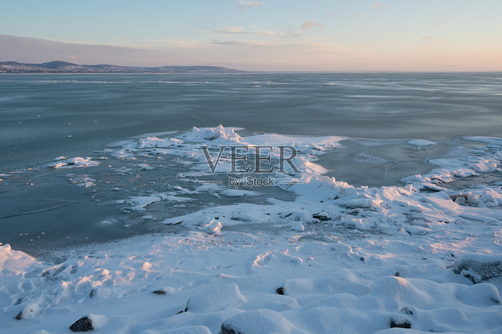 冬季巴拉顿湖结冰的岸边照片摄影图片