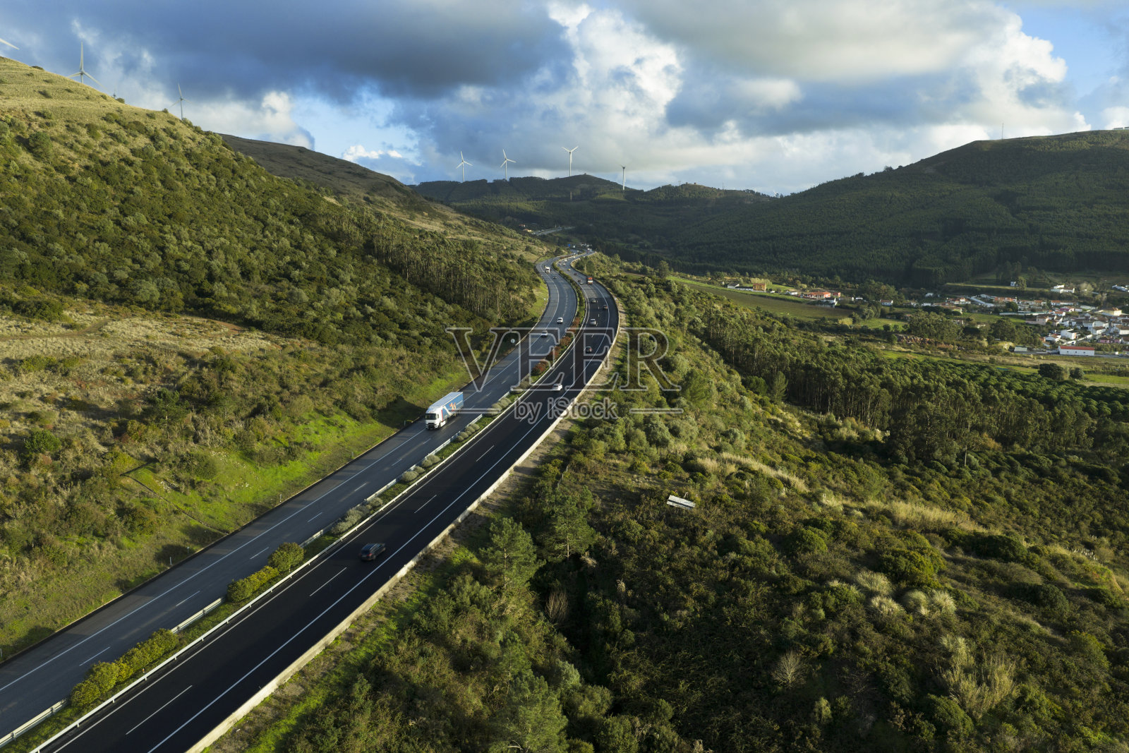 通往山脉的路照片摄影图片