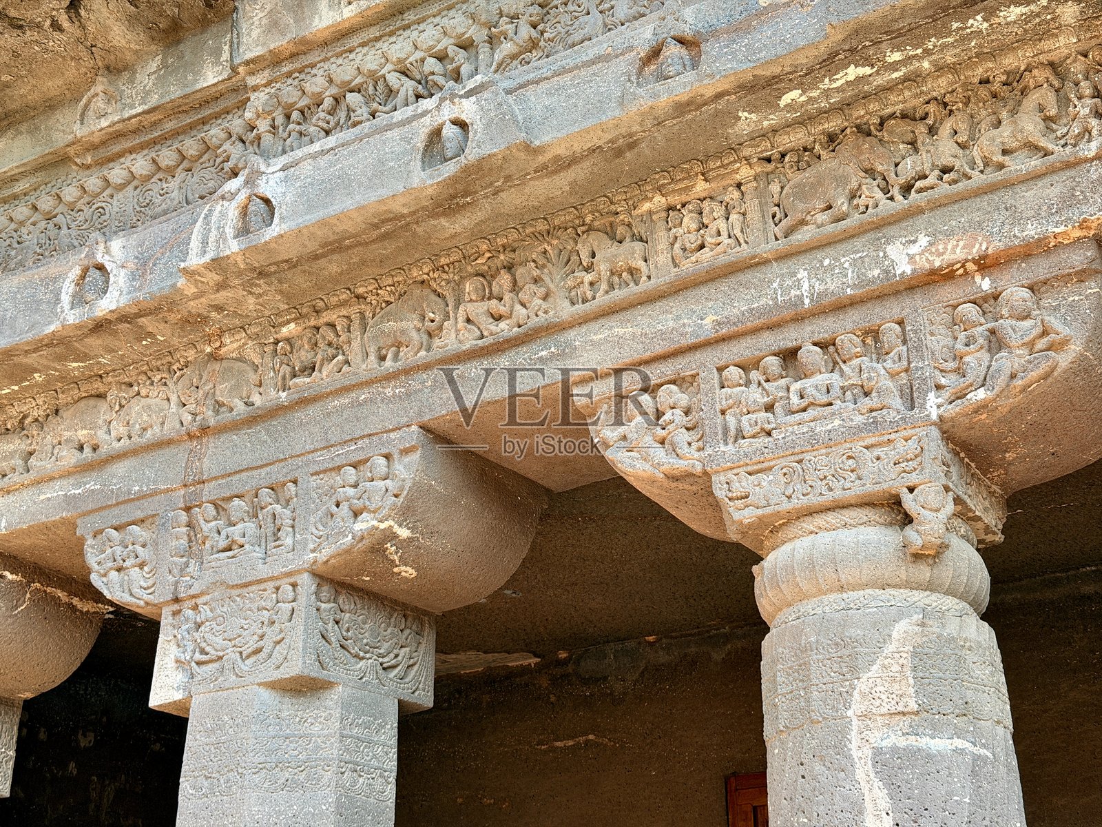 阿旃陀石窟的1号窟和2号窟，印度的佛教石窟遗迹照片摄影图片