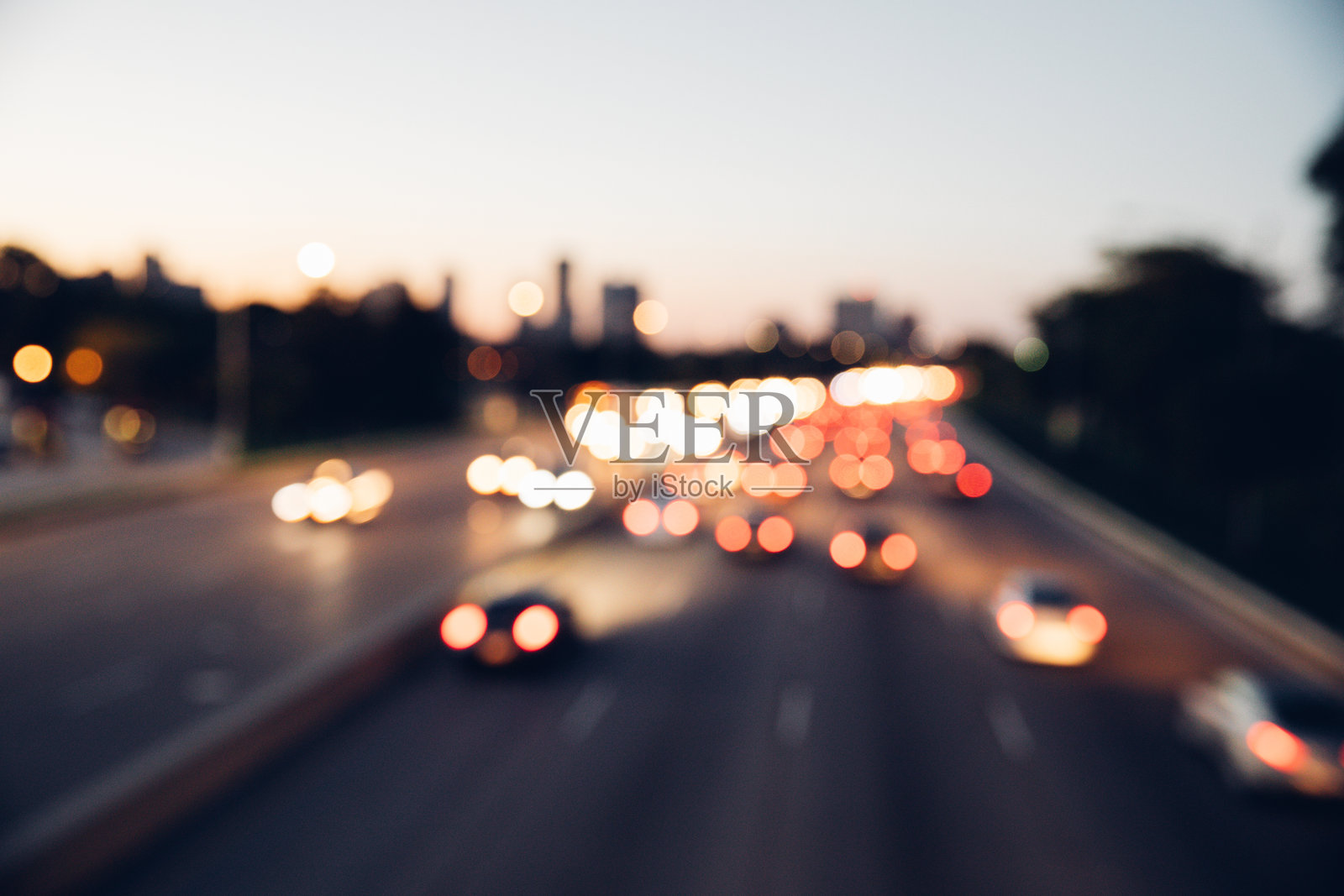 傍晚时分，城市交通在高速公路上川流不息照片摄影图片