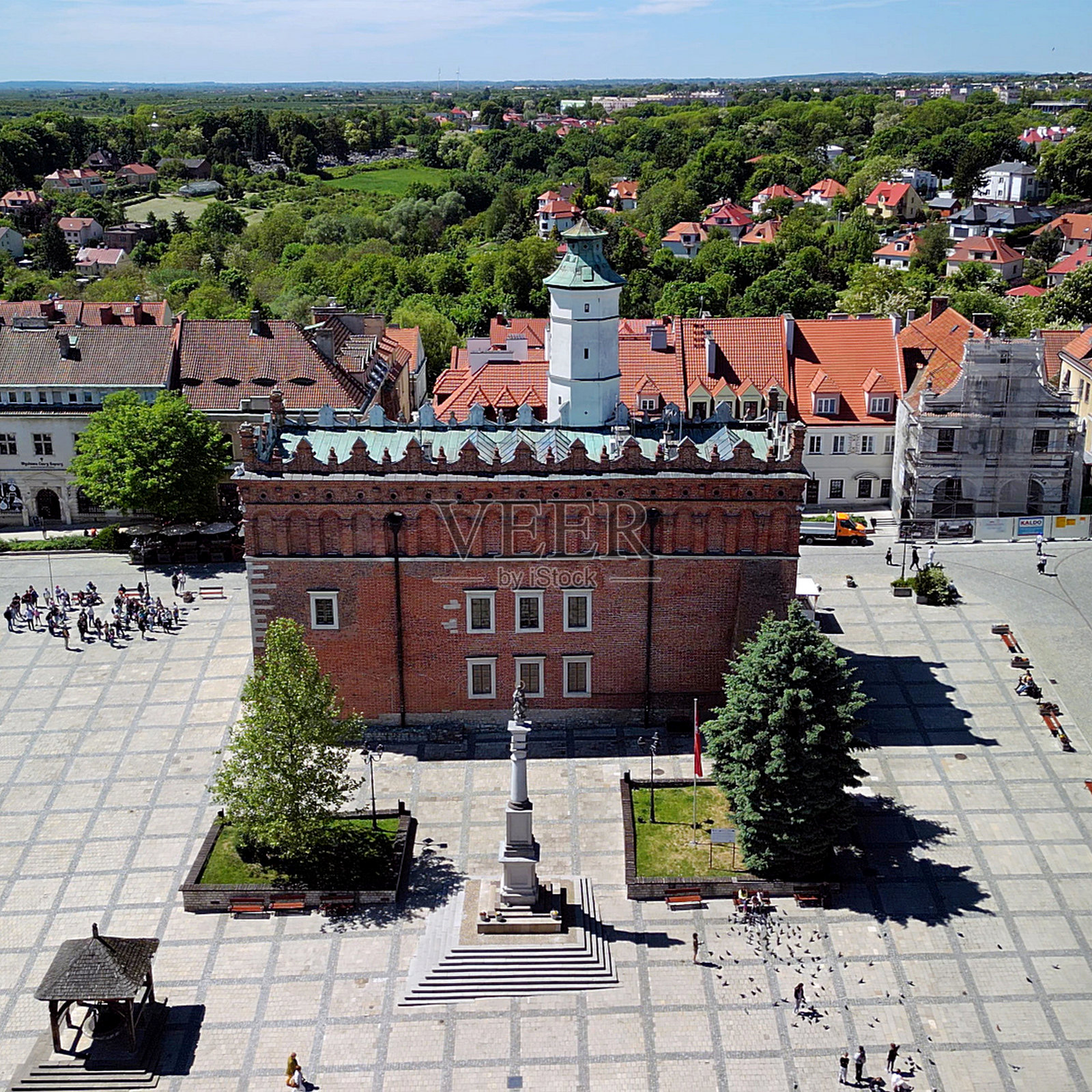 桑多梅日 - 波兰 - 市集广场与市政厅，晴天下的航拍照片照片摄影图片