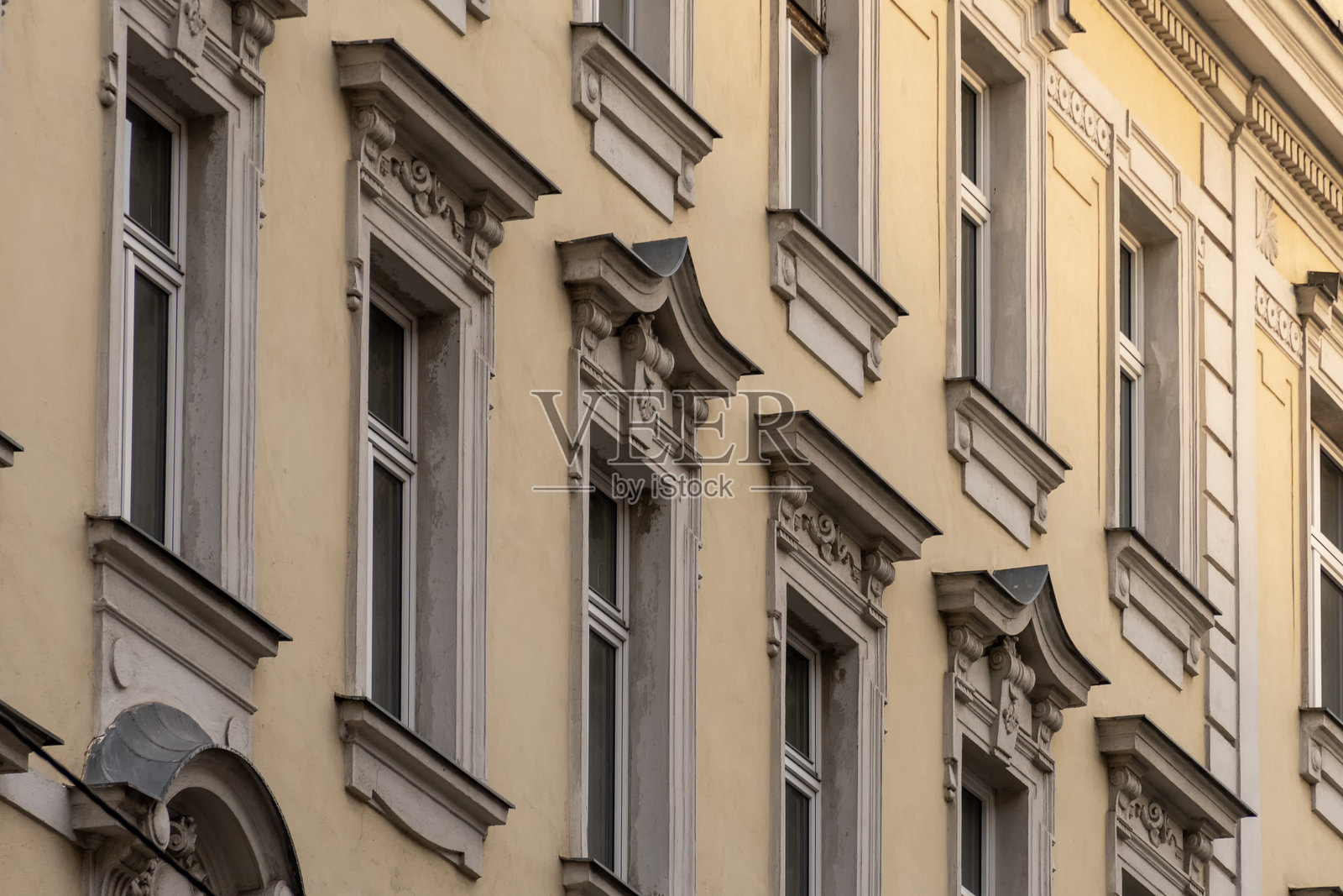 带有经典灰泥造型和对称窗户的老欧洲住宅建筑立面照片摄影图片