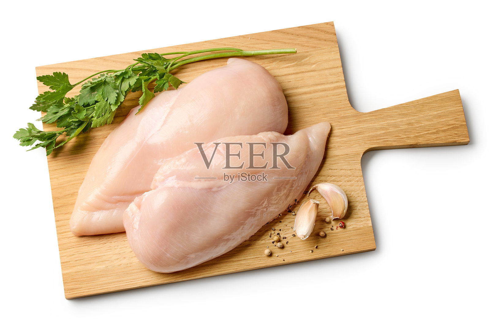 砧板上新鲜的鸡胸肉照片摄影图片