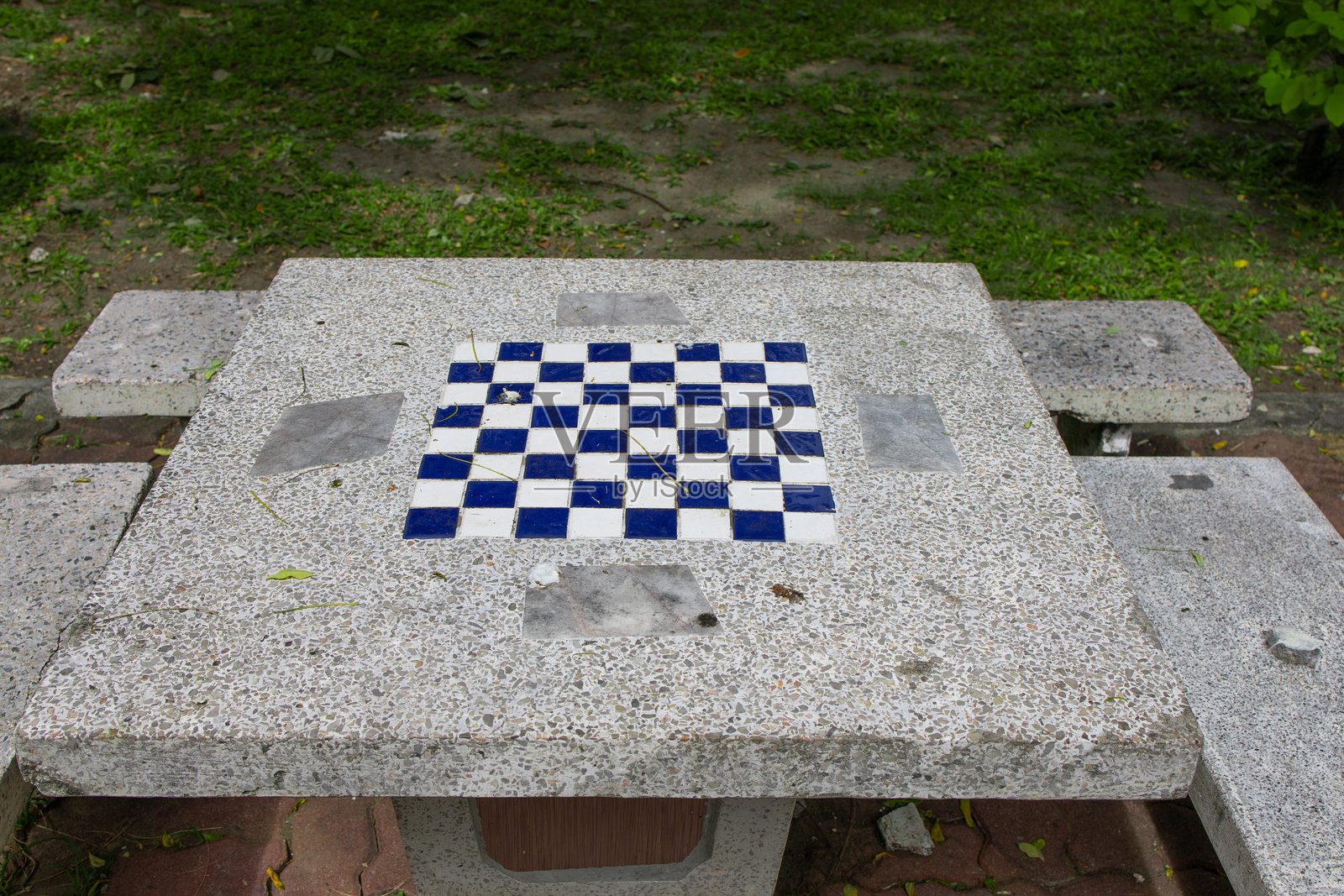 夏日绿色公园里的户外棋盘桌照片摄影图片