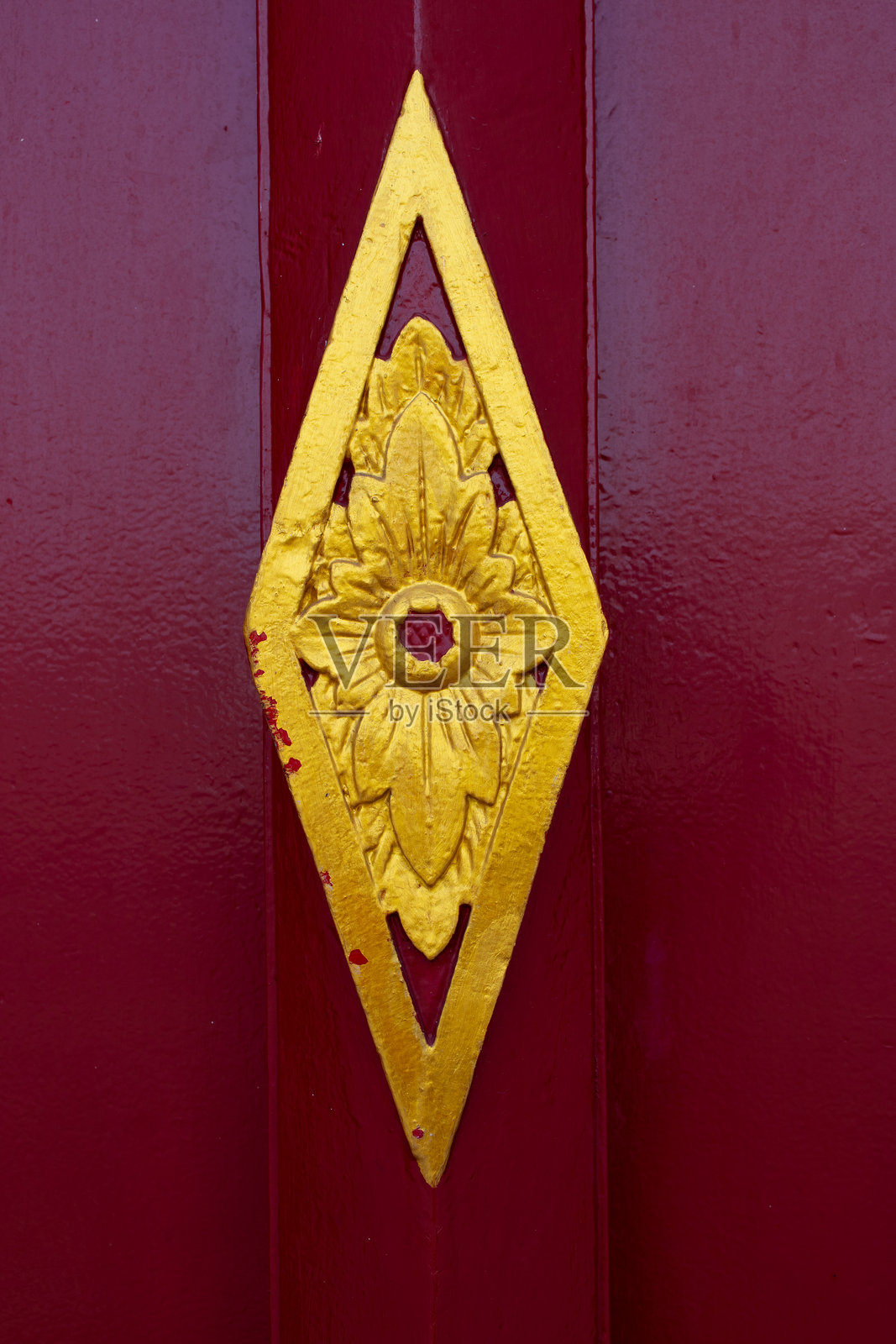 勃艮第红木门上的菱形装饰，上面覆盖着带有花卉图案的金漆照片摄影图片