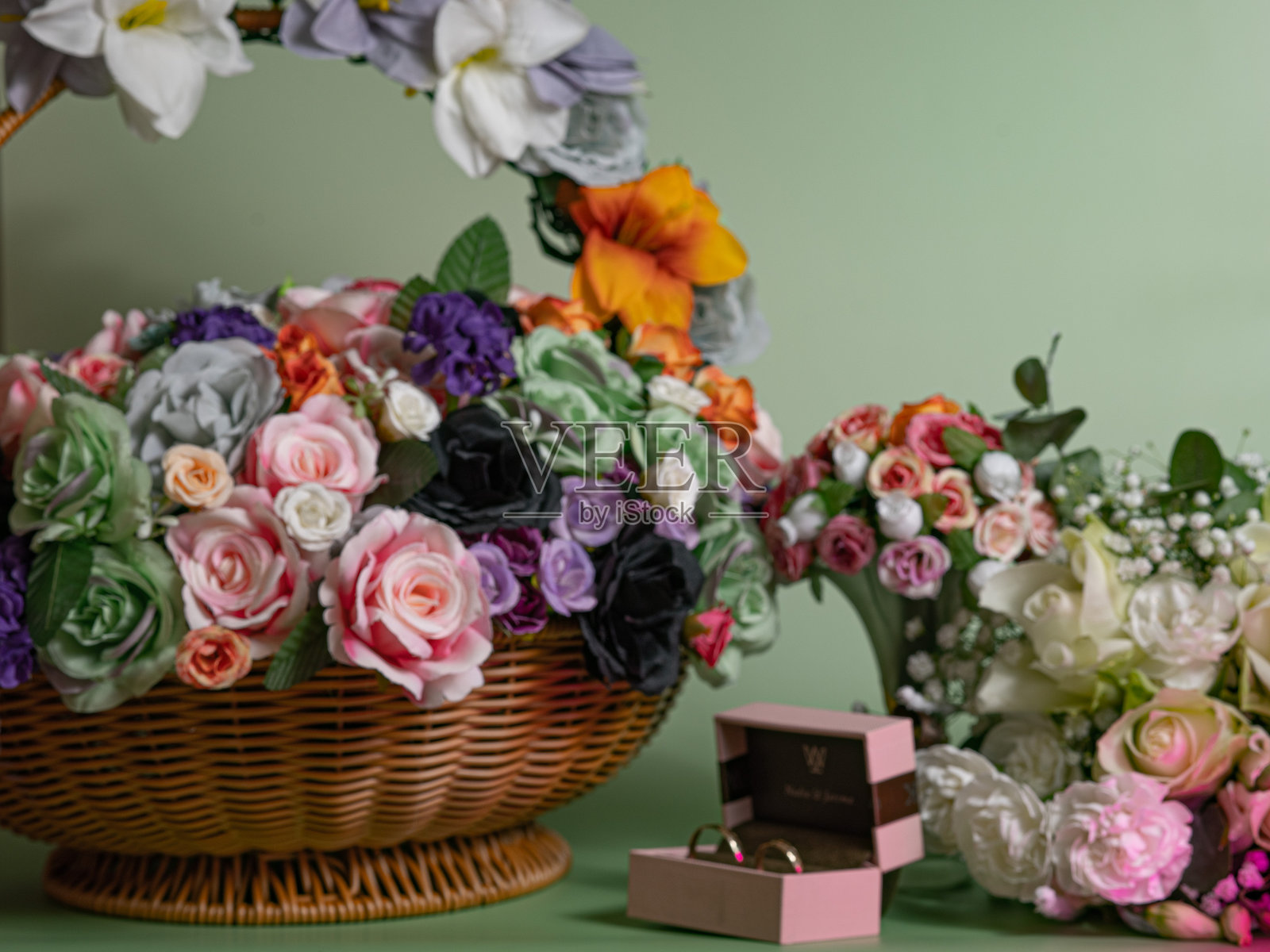 婚礼静物，包含花篮和订婚戒指照片摄影图片