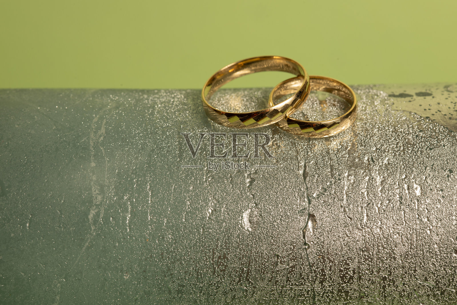 水泥基座上的结婚戒指，留有复制空间照片摄影图片